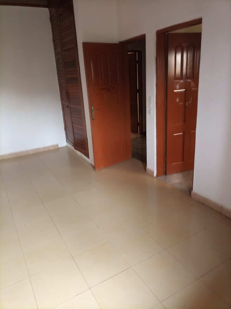 Maison (Duplex) à vendre - Yaoundé, Bastos, Palais de congrès - 2 salon(s), 6 chambre(s), 7 salle(s) de bains - 500 000 000 FCFA