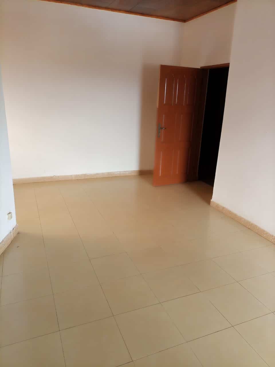 House (Duplex) for sale - Yaoundé, Bastos, Palais de congrès - 2 living room(s), 6 bedroom(s), 7 bathroom(s) - 500 000 000 FCFA / month
