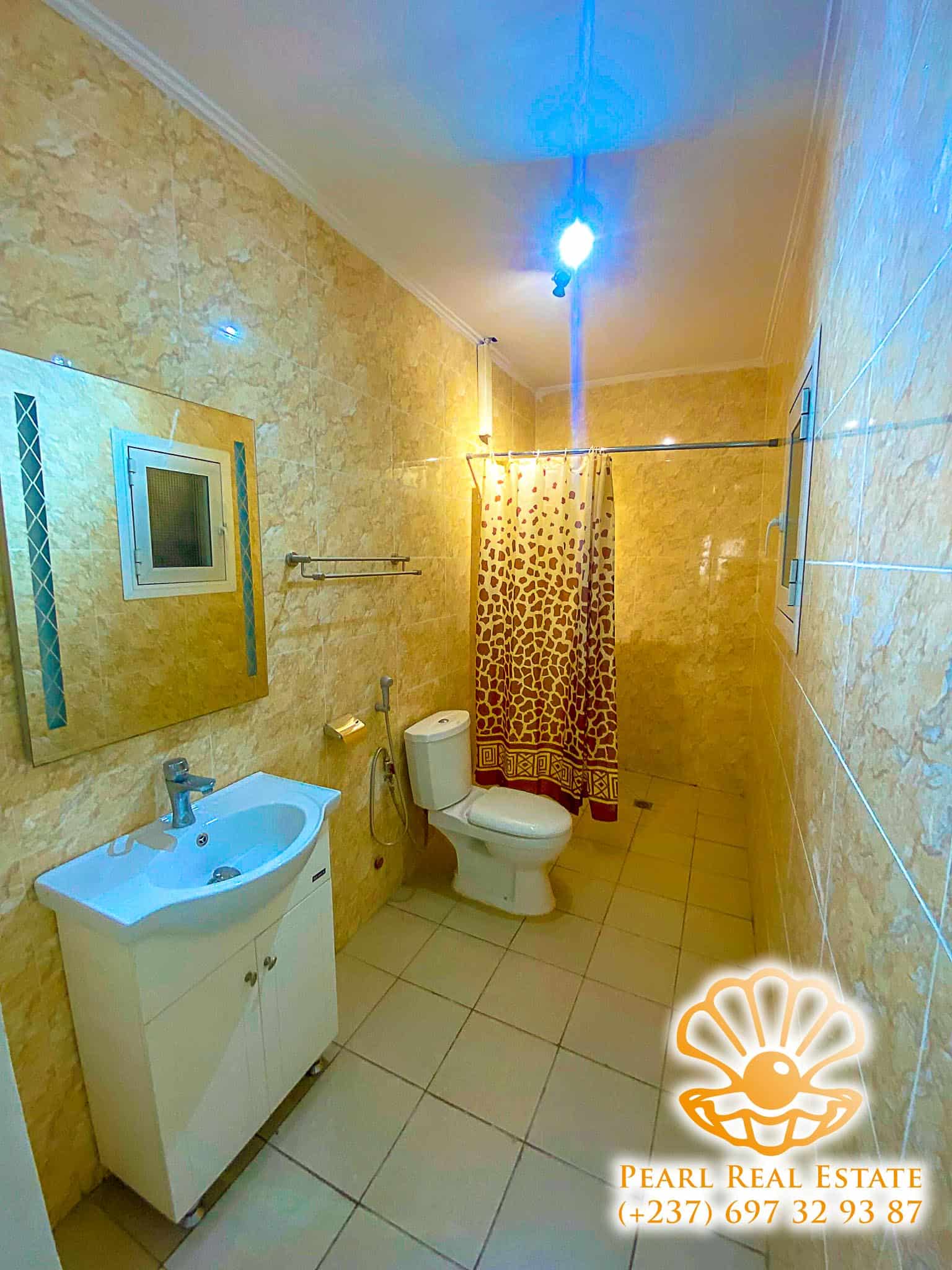 Maison (Villa) à louer - Yaoundé, Bastos, Rond-point - 1 salon(s), 3 chambre(s), 2 salle(s) de bains - 1 000 000 FCFA / mois