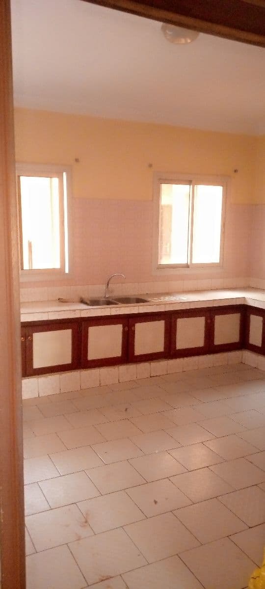 Apartment to rent - Yaoundé, Elig-essono, Pas loin du carrefour - 1 living room(s), 3 bedroom(s), 4 bathroom(s) - 500 000 FCFA / month