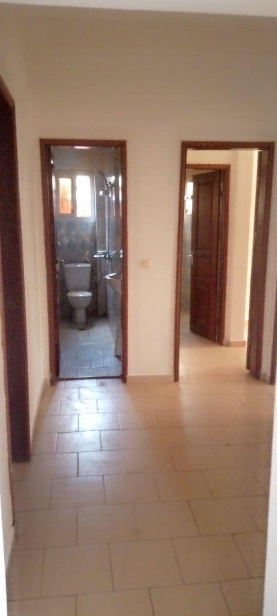 Apartment to rent - Yaoundé, Elig-essono, Pas loin du carrefour - 1 living room(s), 3 bedroom(s), 4 bathroom(s) - 500 000 FCFA / month