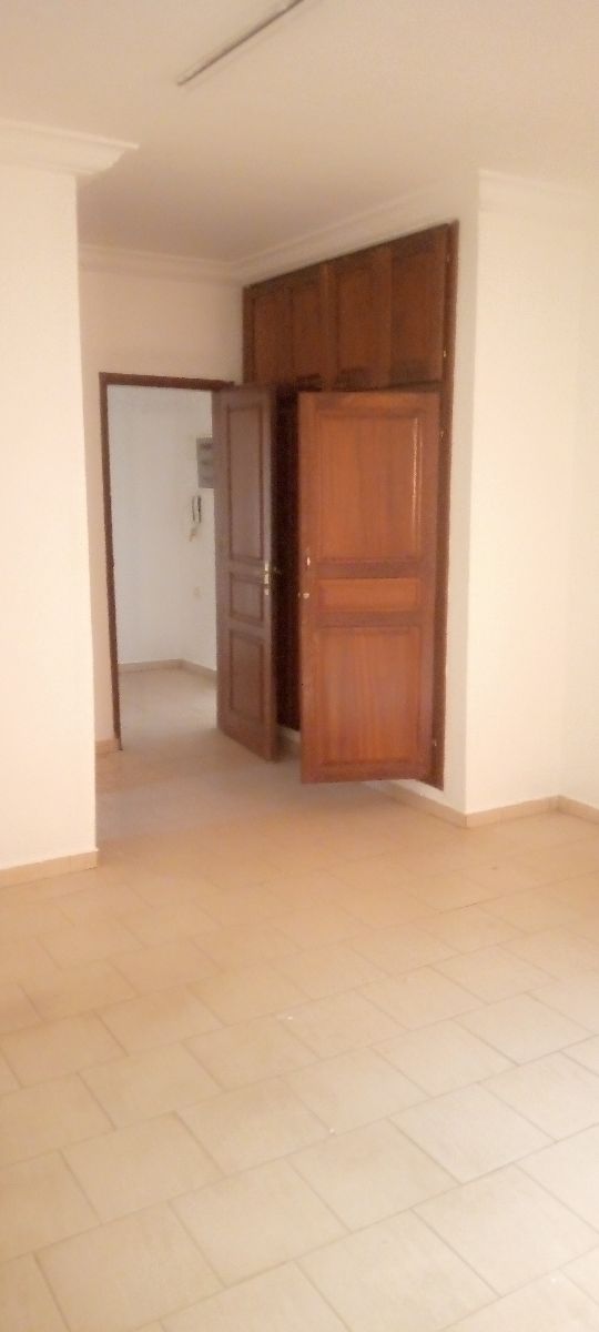 Apartment to rent - Yaoundé, Elig-essono, Pas loin du carrefour - 1 living room(s), 3 bedroom(s), 4 bathroom(s) - 500 000 FCFA / month