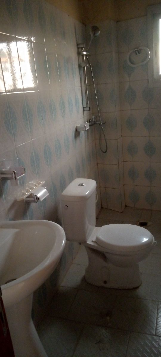 Apartment to rent - Yaoundé, Elig-essono, Pas loin du carrefour - 1 living room(s), 3 bedroom(s), 4 bathroom(s) - 500 000 FCFA / month