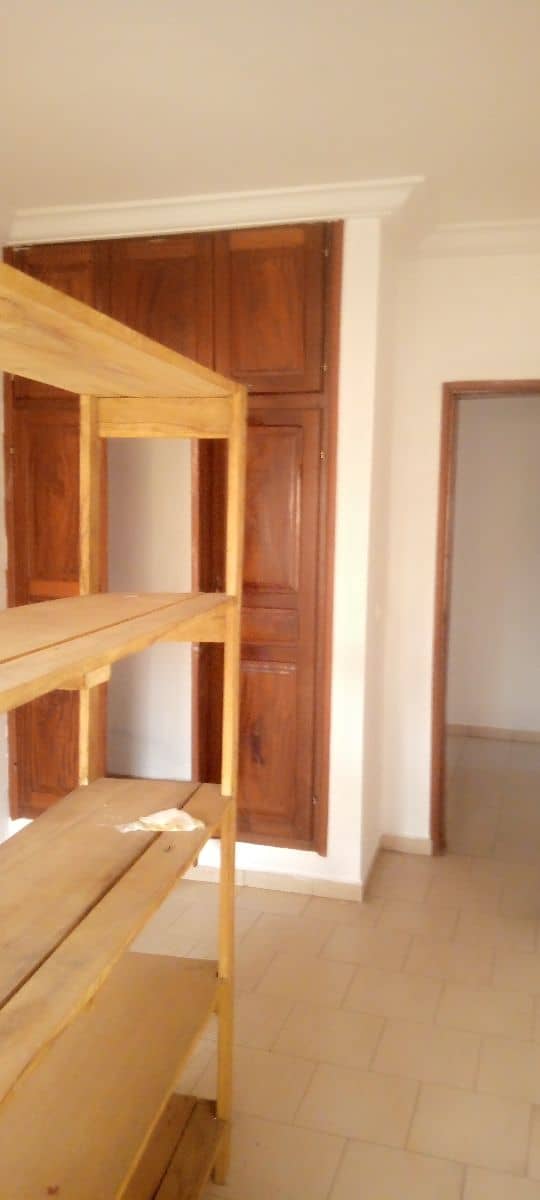 Apartment to rent - Yaoundé, Elig-essono, Pas loin du carrefour - 1 living room(s), 3 bedroom(s), 4 bathroom(s) - 500 000 FCFA / month
