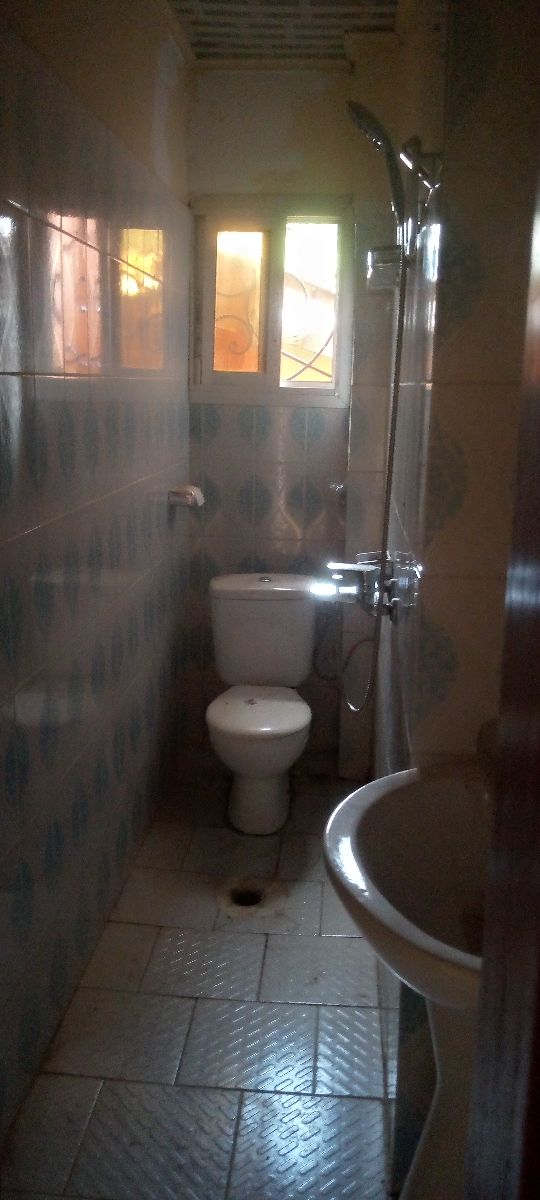 Apartment to rent - Yaoundé, Elig-essono, Pas loin du carrefour - 1 living room(s), 3 bedroom(s), 4 bathroom(s) - 500 000 FCFA / month