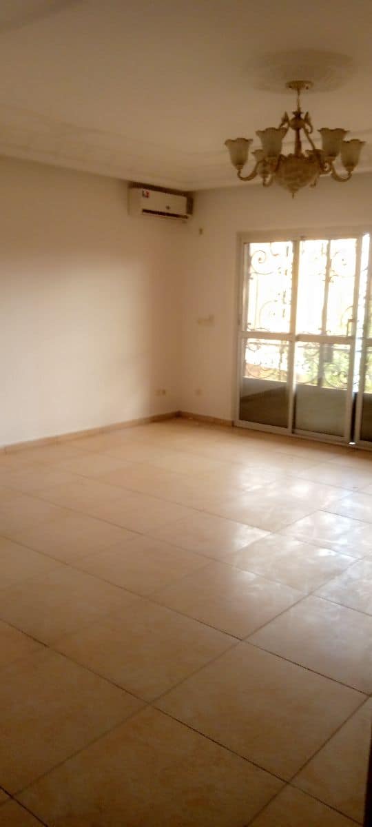 Office to rent at Yaoundé, Elig-essono, Pas loin du carrefour - 200 m2 - 500 000 FCFA