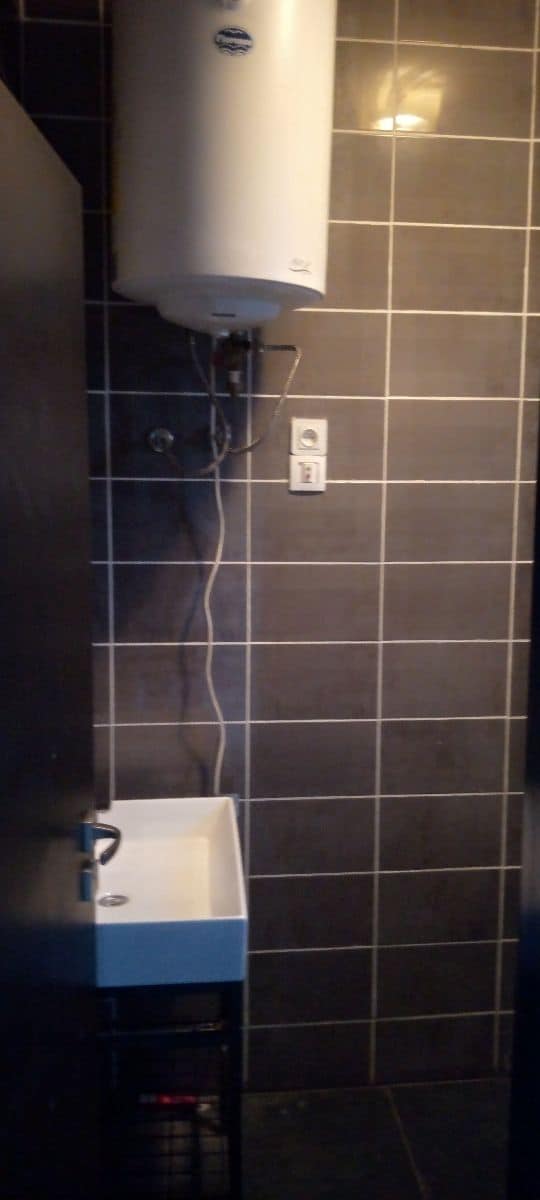 Maison (Triplex) à louer - Yaoundé, Mfandena, Triplex - 2 salon(s), 4 chambre(s), 6 salle(s) de bains - 1 500 000 FCFA / mois