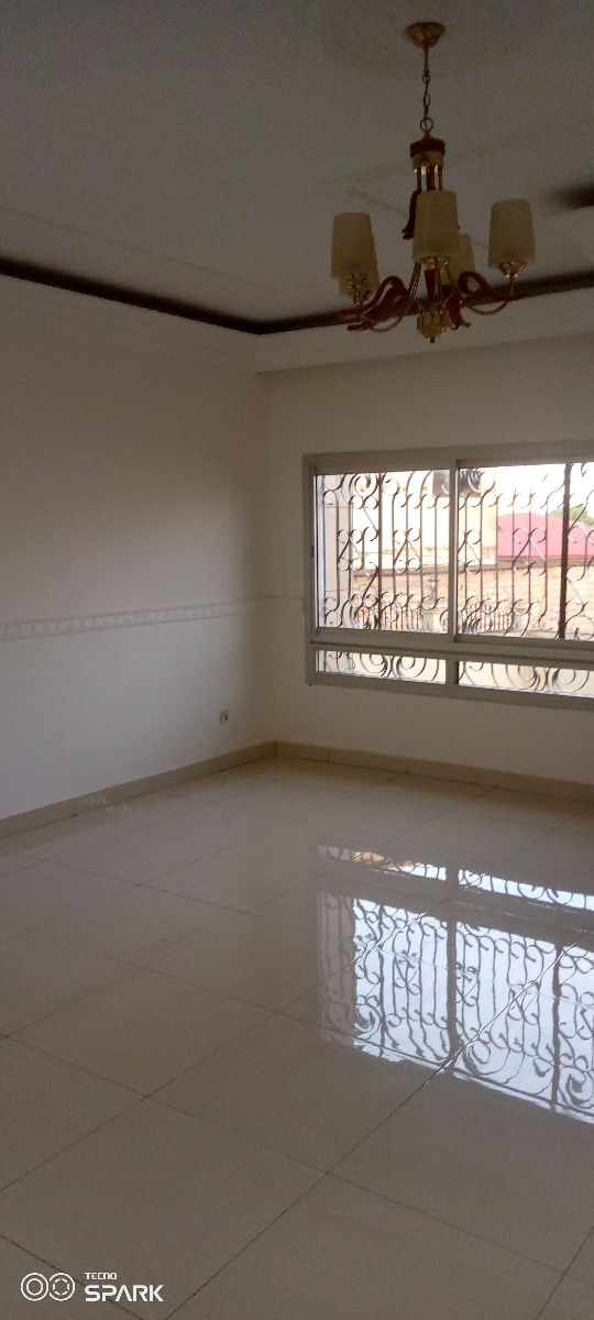 Apartment to rent - Yaoundé, Bastos, Pas loin de Huawei - 1 living room(s), 2 bedroom(s), 2 bathroom(s) - 320 000 FCFA / month
