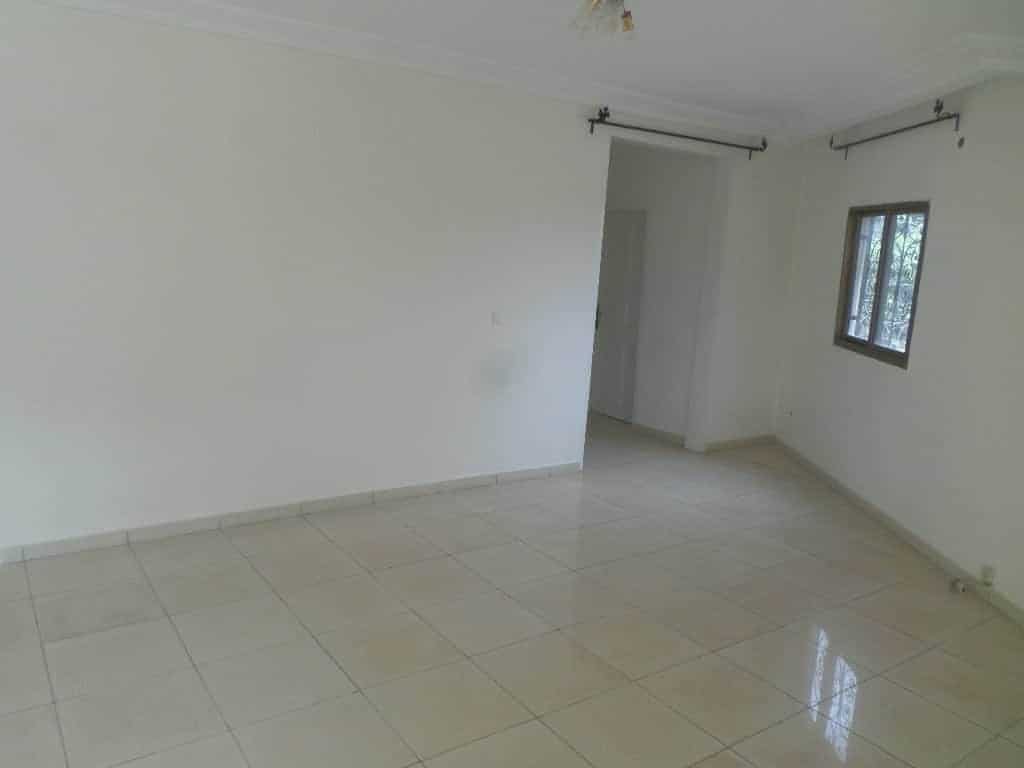 Apartment to rent - Yaoundé, Bastos, Pas loin du rond point - 1 living room(s), 1 bedroom(s), 1 bathroom(s) - 200 000 FCFA / month