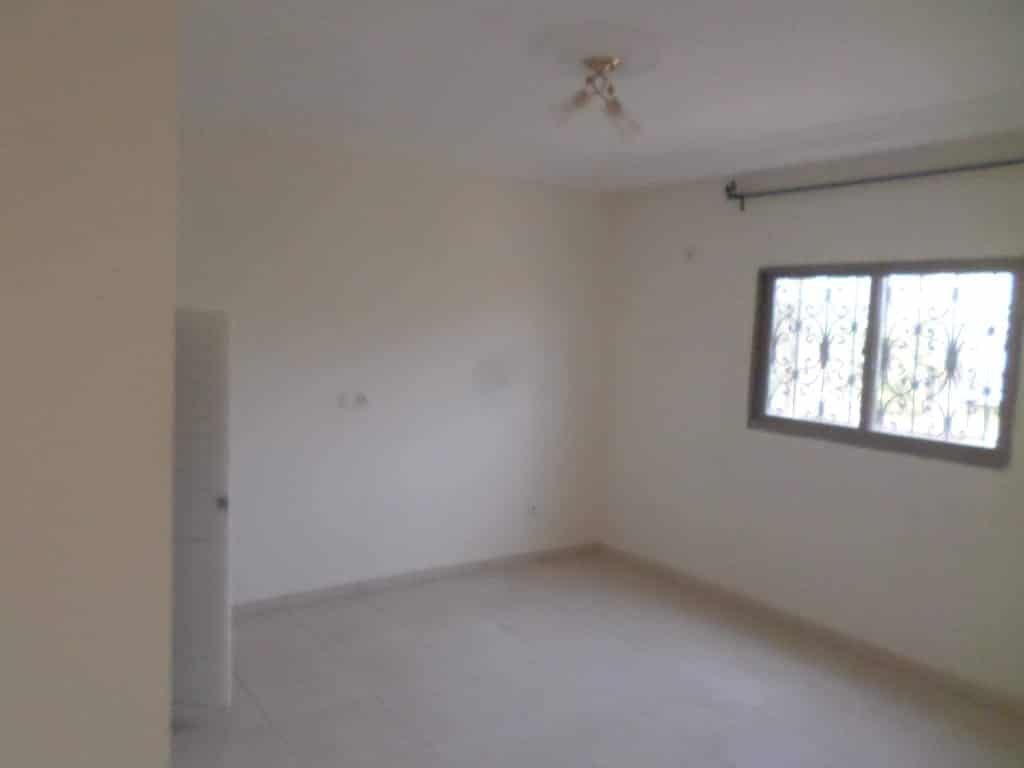 Apartment to rent - Yaoundé, Bastos, Pas loin du rond point - 1 living room(s), 1 bedroom(s), 1 bathroom(s) - 200 000 FCFA / month
