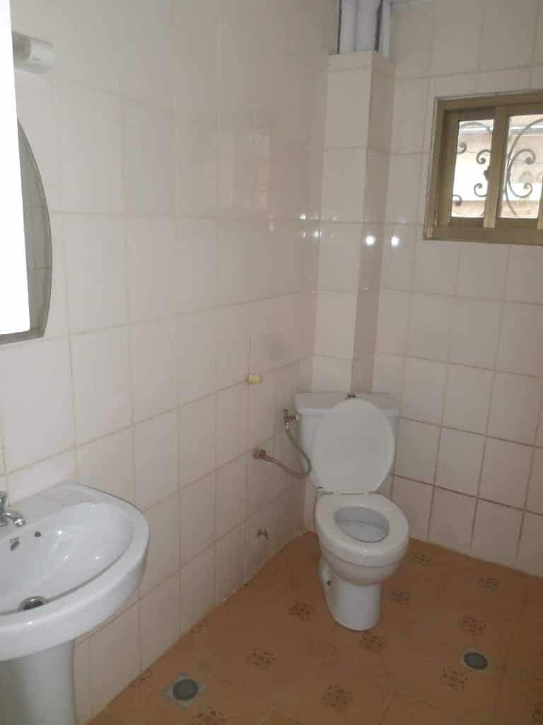 Apartment to rent - Yaoundé, Bastos, Pas loin du rond point - 1 living room(s), 1 bedroom(s), 1 bathroom(s) - 200 000 FCFA / month