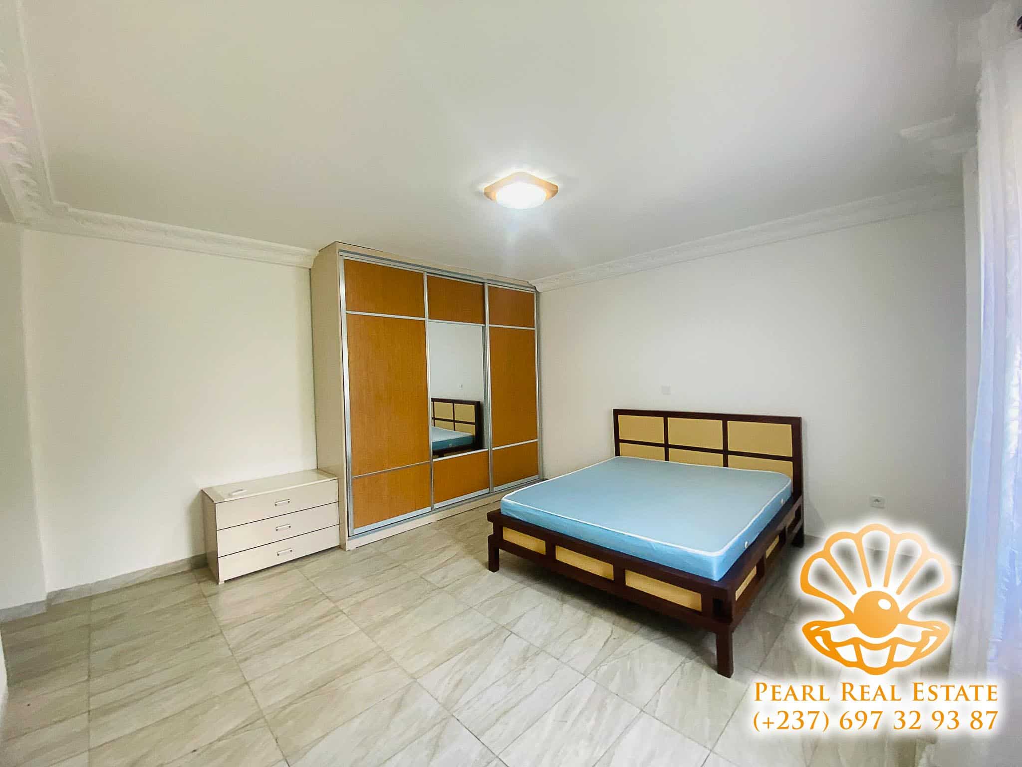 Appartement à louer - Yaoundé, Bastos, Rond Point Bastos - 1 salon(s), 3 chambre(s), 2 salle(s) de bains - 2 000 000 FCFA / mois
