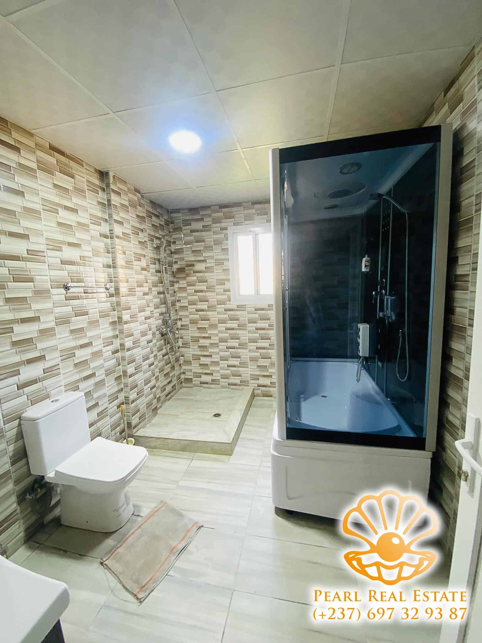 Appartement à louer - Yaoundé, Bastos, Rond Point Bastos - 1 salon(s), 3 chambre(s), 2 salle(s) de bains - 2 000 000 FCFA / mois