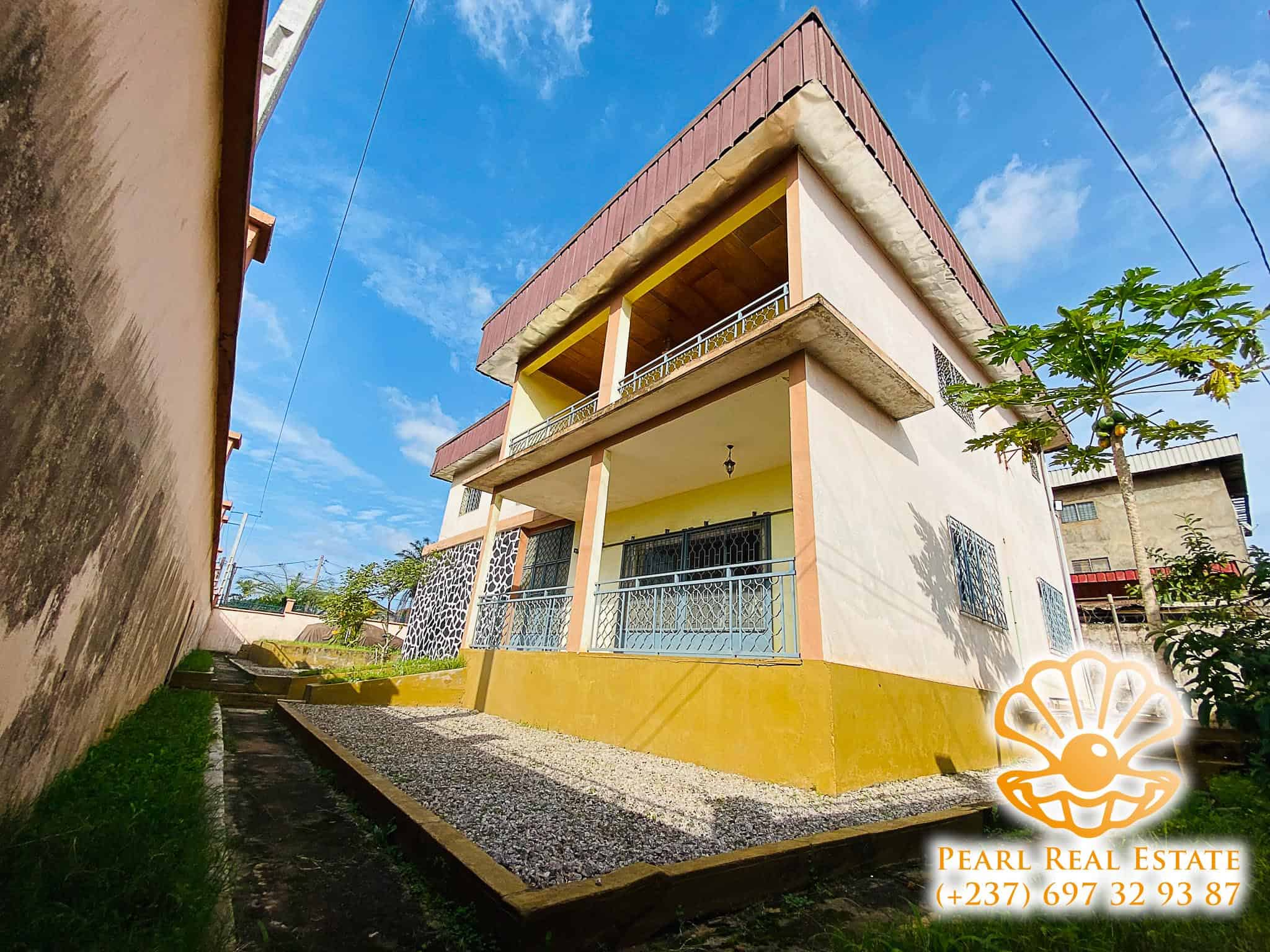 Maison (Villa) à louer - Yaoundé, Mfandena, Omnisports en face du stade - 1 salon(s), 4 chambre(s), 3 salle(s) de bains - 750 000 FCFA / mois