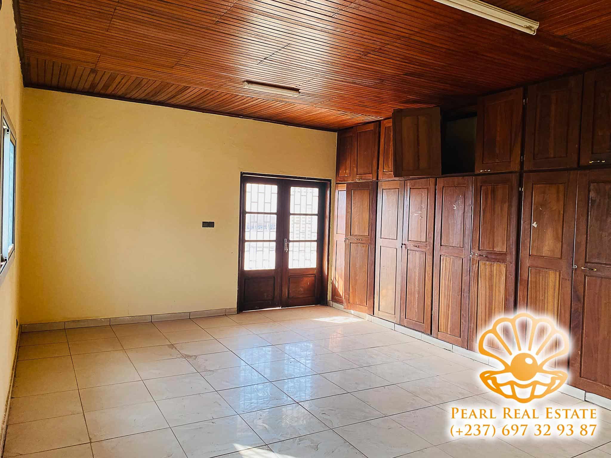 House (Villa) to rent - Yaoundé, Mfandena, Omnisports en face du stade - 1 living room(s), 4 bedroom(s), 3 bathroom(s) - 750 000 FCFA / month