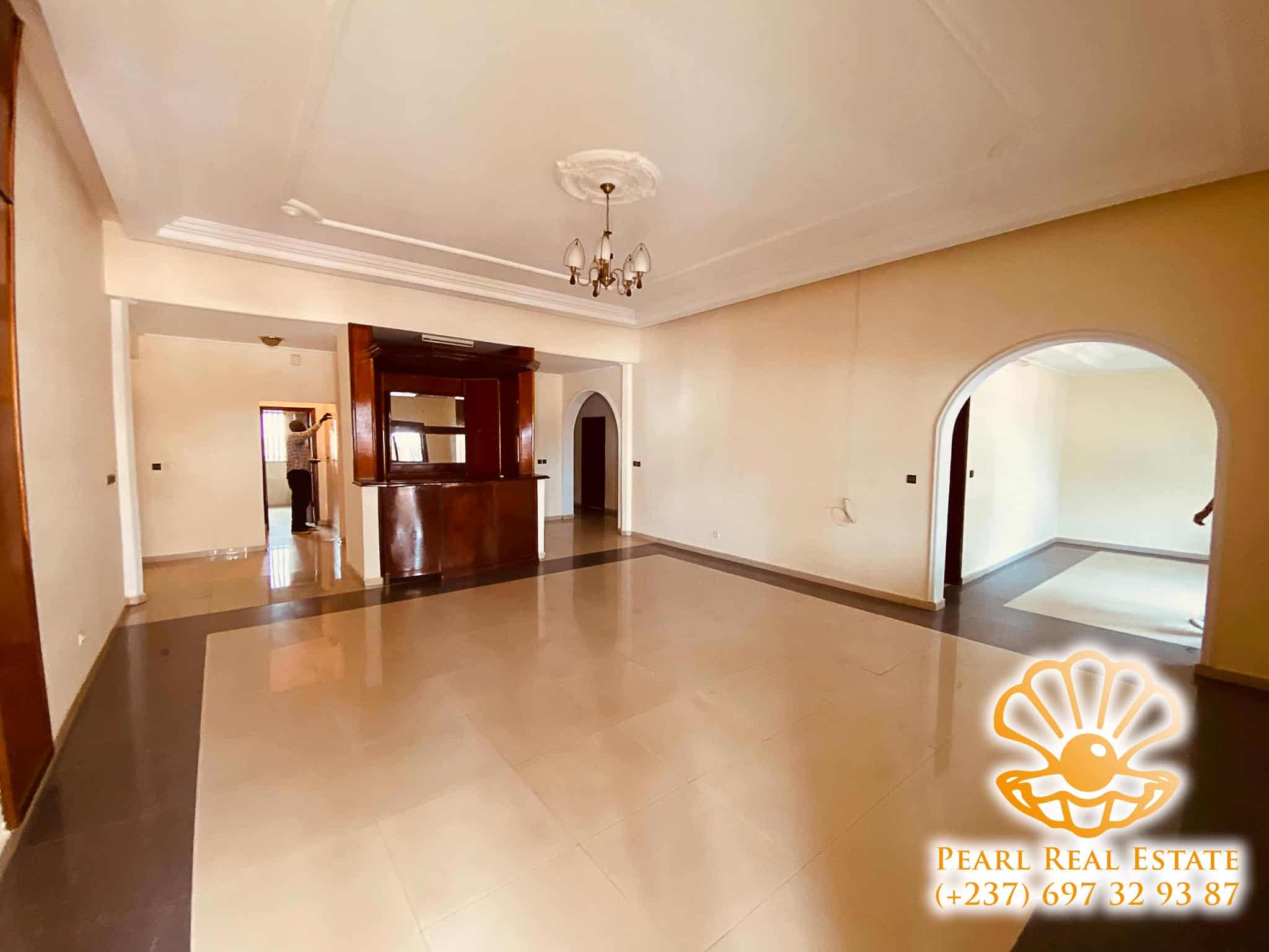 Apartment to rent - Yaoundé, Bastos, Ambassade de Chine - 1 living room(s), 3 bedroom(s), 2 bathroom(s) - 1 000 000 FCFA / month