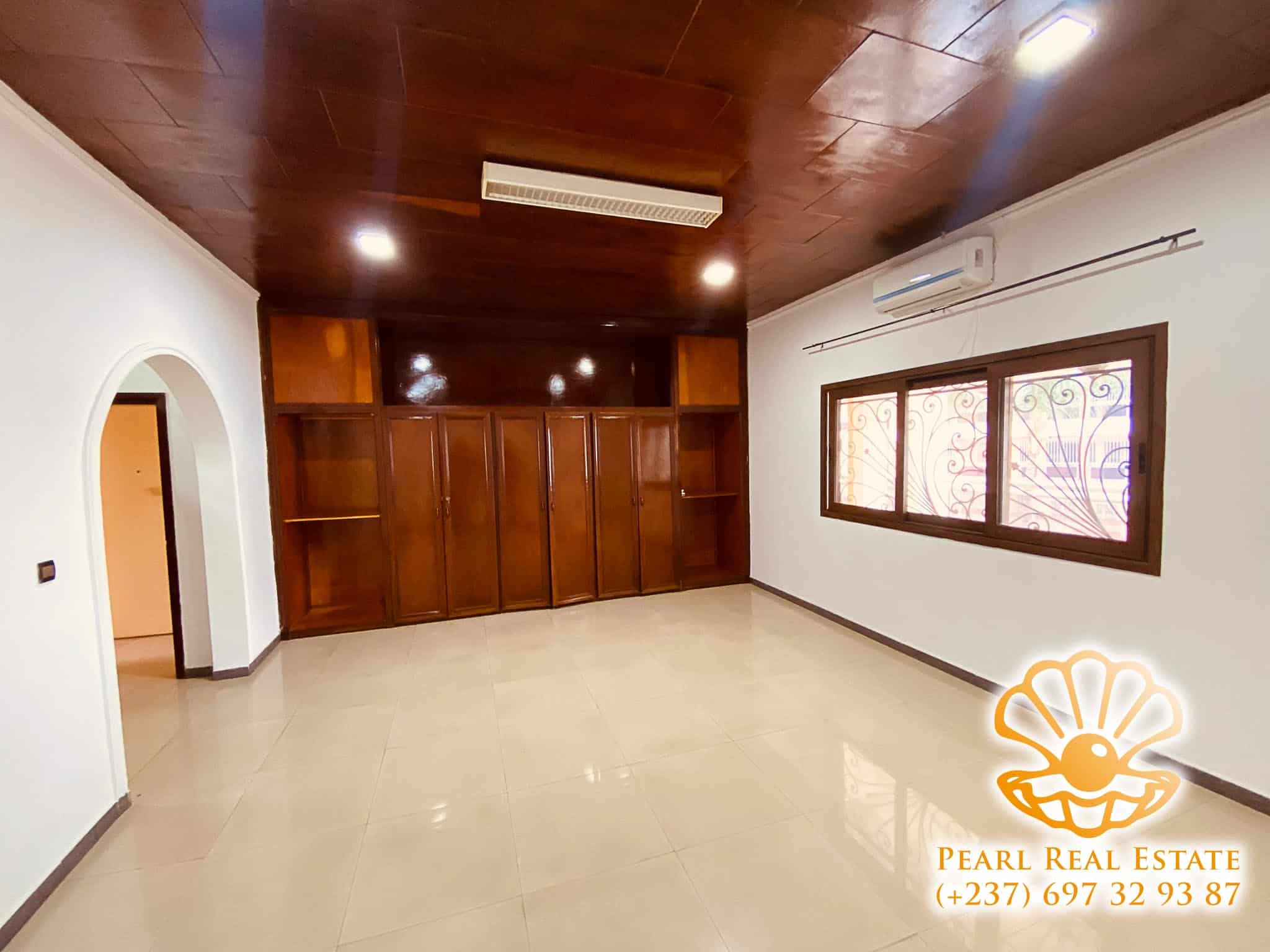Appartement à louer - Yaoundé, Bastos, Ambassade de Chine - 1 salon(s), 3 chambre(s), 2 salle(s) de bains - 1 000 000 FCFA / mois