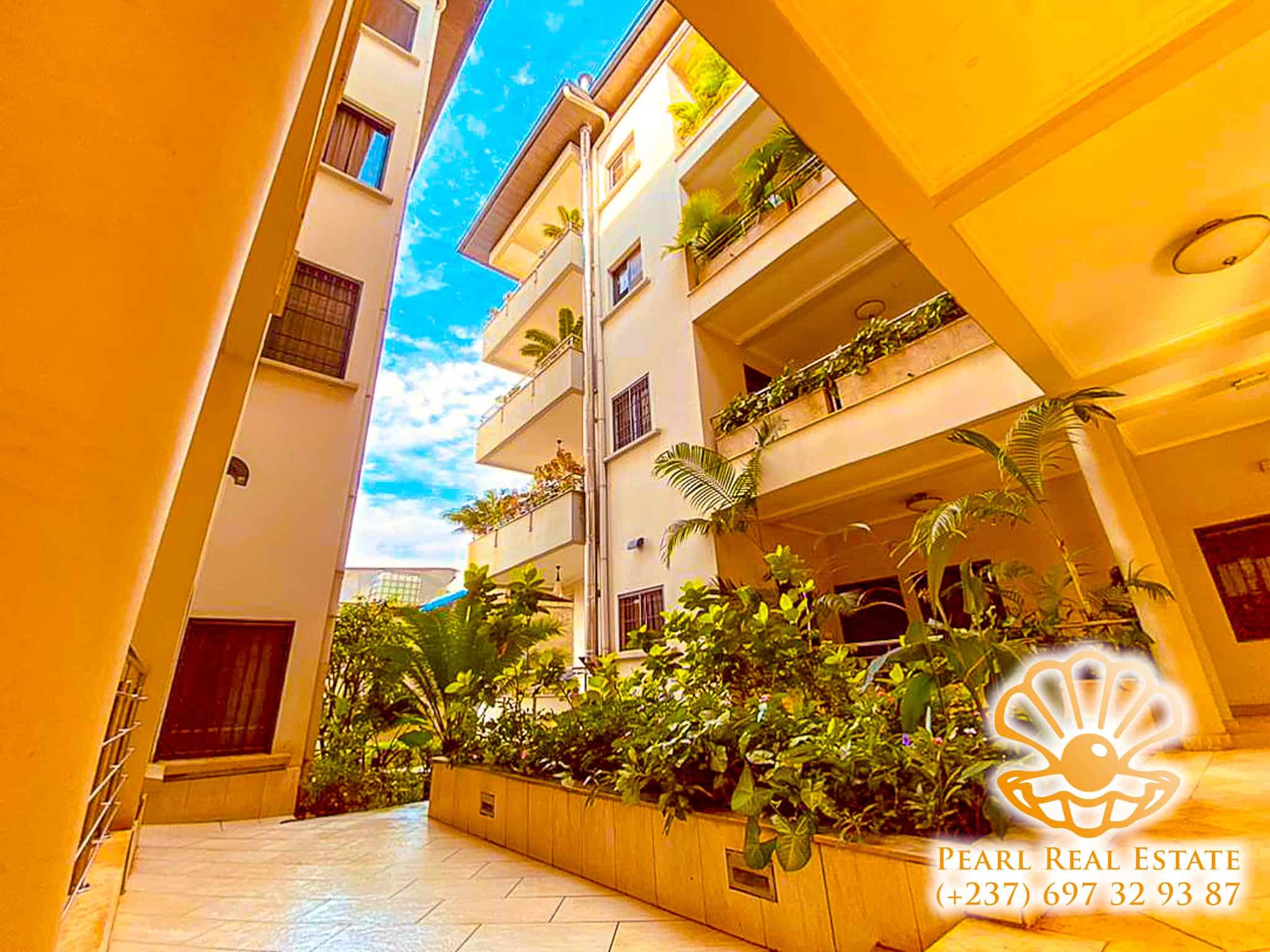 Apartment to rent - Yaoundé, Bastos, Vallée - 1 living room(s), 2 bedroom(s), 1 bathroom(s) - 1 000 000 FCFA / month