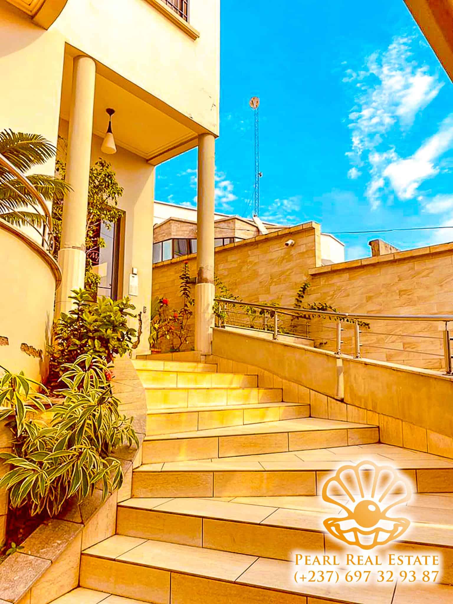Apartment to rent - Yaoundé, Bastos, Vallée - 1 living room(s), 2 bedroom(s), 1 bathroom(s) - 1 000 000 FCFA / month