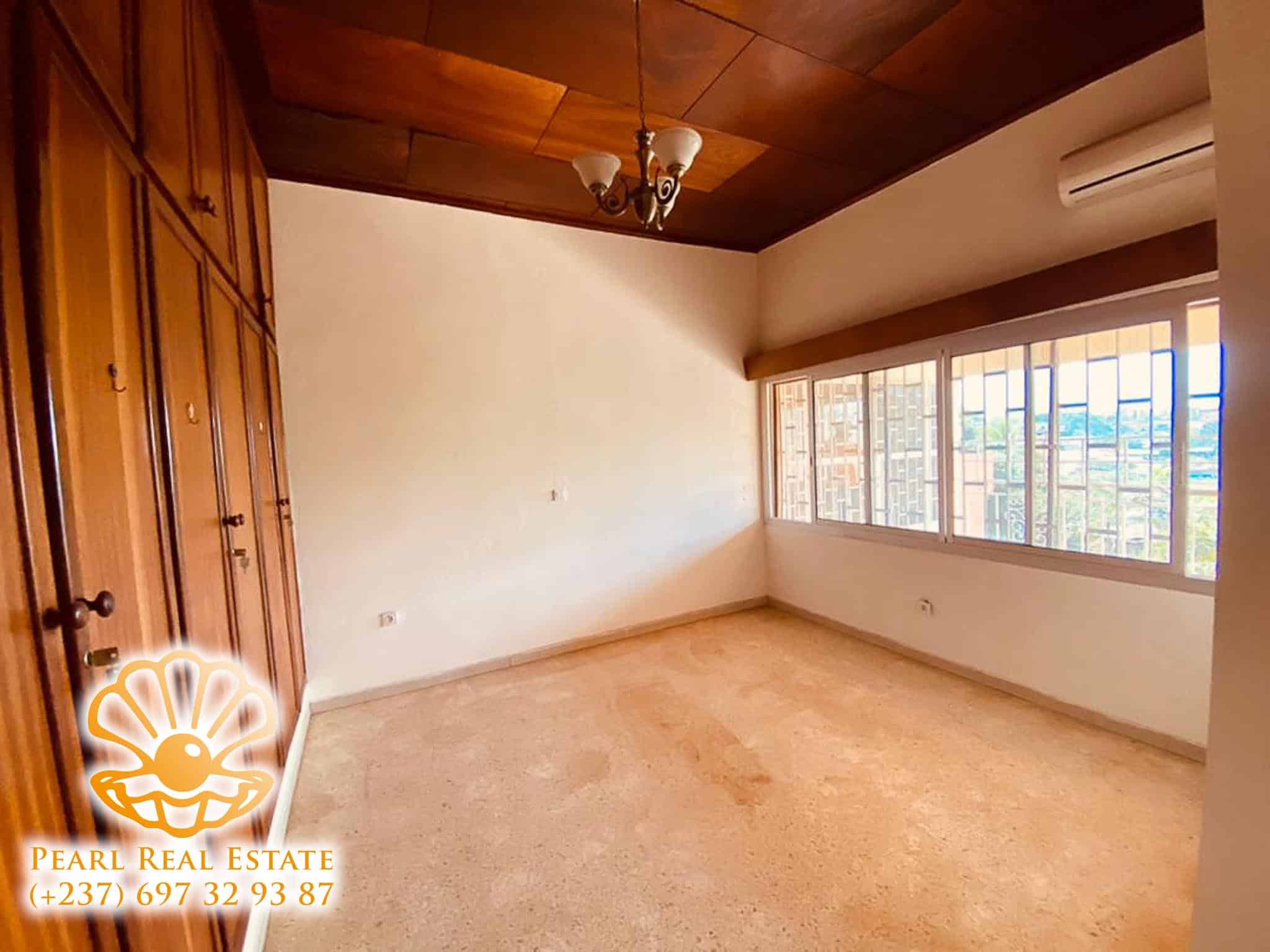 Appartement à louer - Yaoundé, Bastos, Ambassade de Belgique - 1 salon(s), 3 chambre(s), 2 salle(s) de bains - 900 000 FCFA / mois