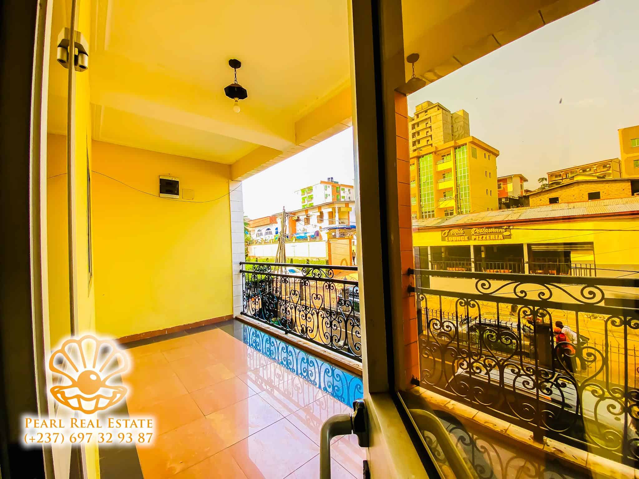 Apartment to rent - Yaoundé, Mfandena, Nouvelle route omnisports - 1 living room(s), 3 bedroom(s), 2 bathroom(s) - 300 000 FCFA / month