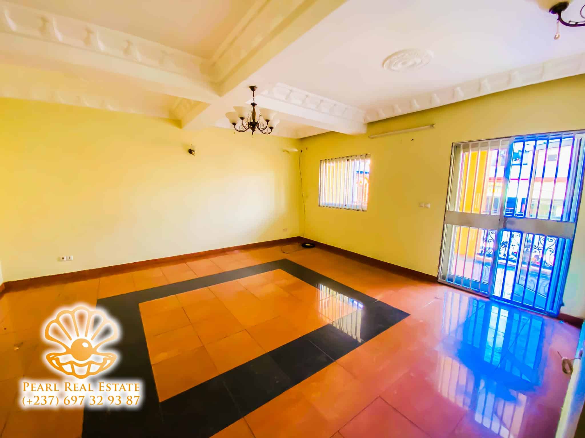 Apartment to rent - Yaoundé, Mfandena, Nouvelle route omnisports - 1 living room(s), 3 bedroom(s), 2 bathroom(s) - 300 000 FCFA / month
