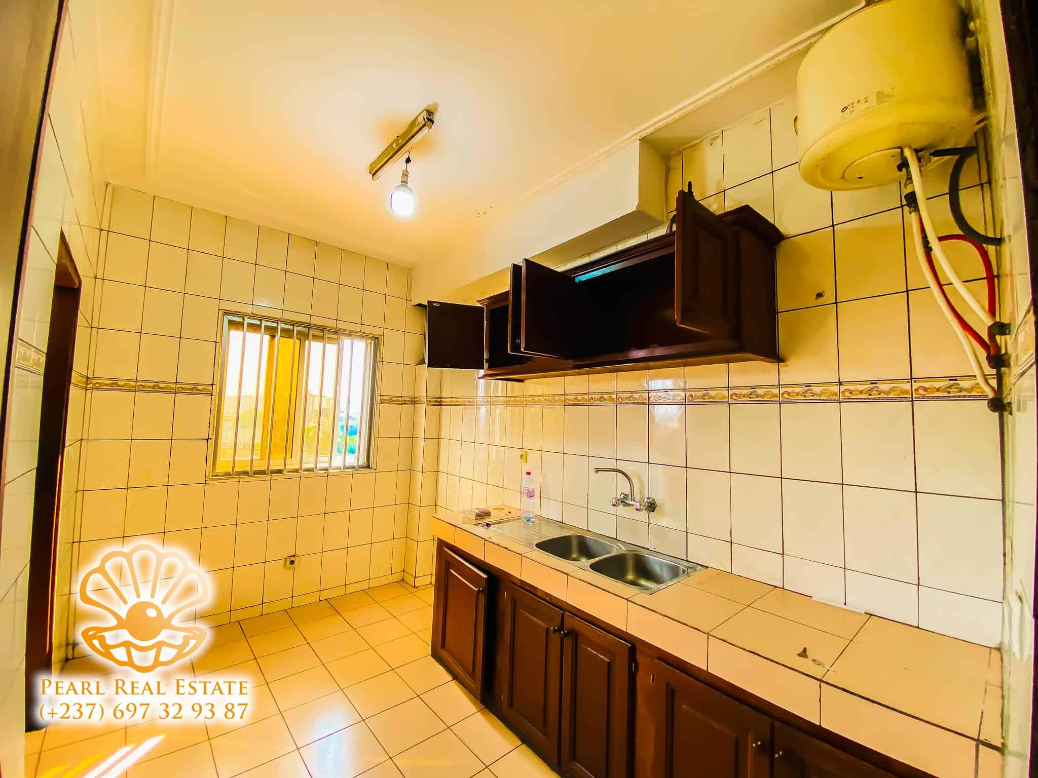 Apartment to rent - Yaoundé, Mfandena, Nouvelle route omnisports - 1 living room(s), 3 bedroom(s), 2 bathroom(s) - 300 000 FCFA / month