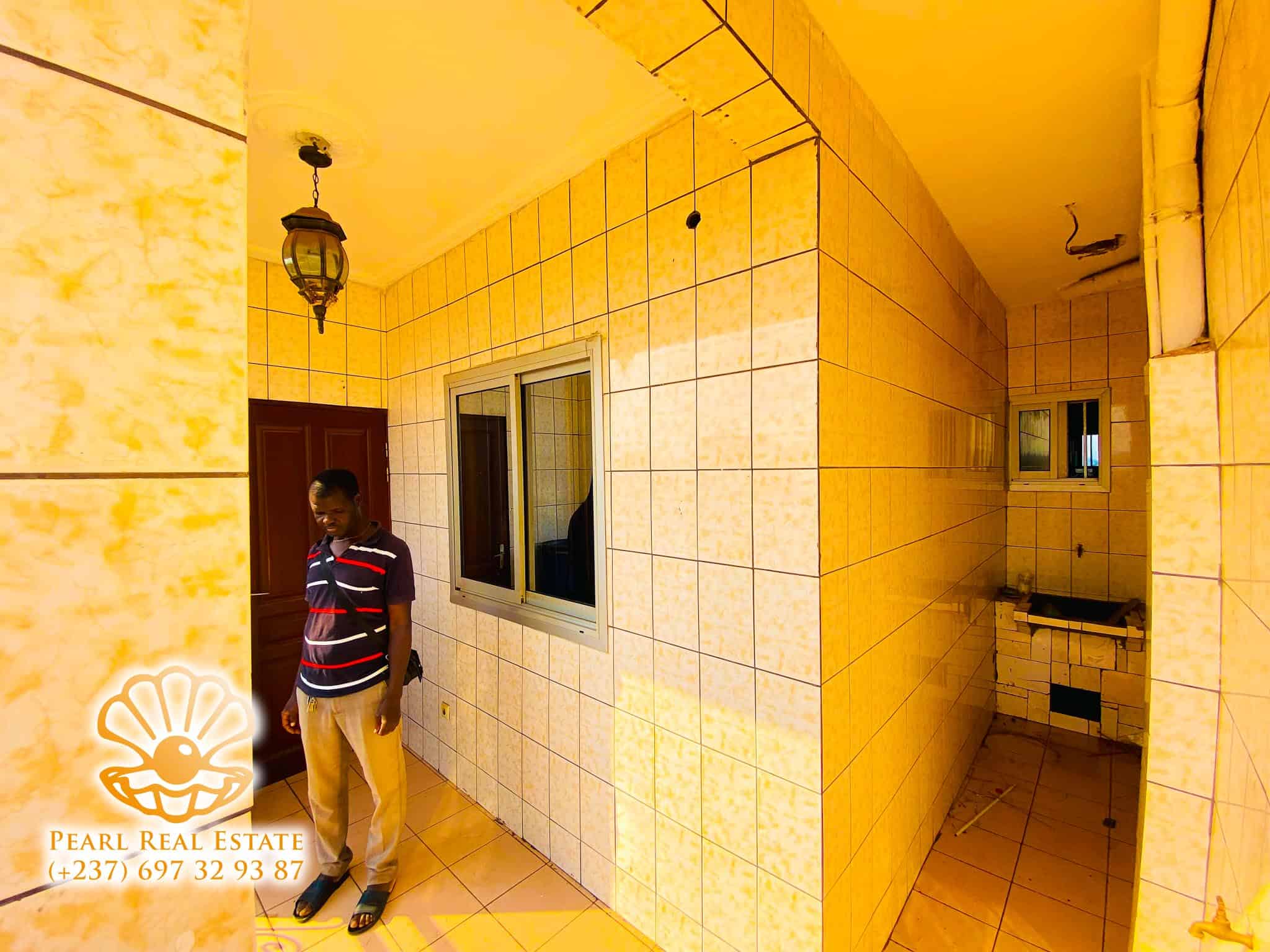Apartment to rent - Yaoundé, Mfandena, Nouvelle route omnisports - 1 living room(s), 3 bedroom(s), 2 bathroom(s) - 300 000 FCFA / month