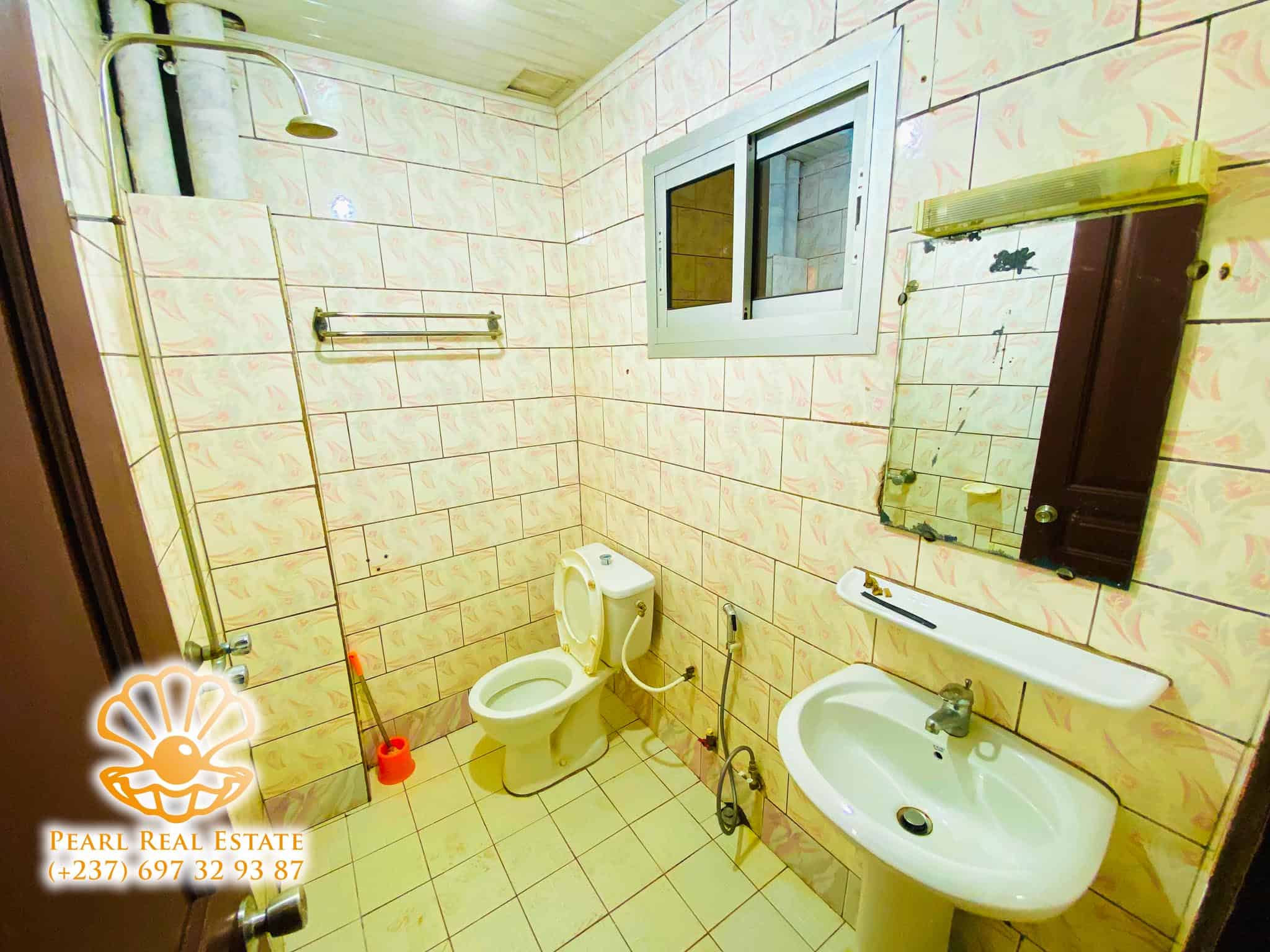 Apartment to rent - Yaoundé, Mfandena, Nouvelle route omnisports - 1 living room(s), 3 bedroom(s), 2 bathroom(s) - 300 000 FCFA / month