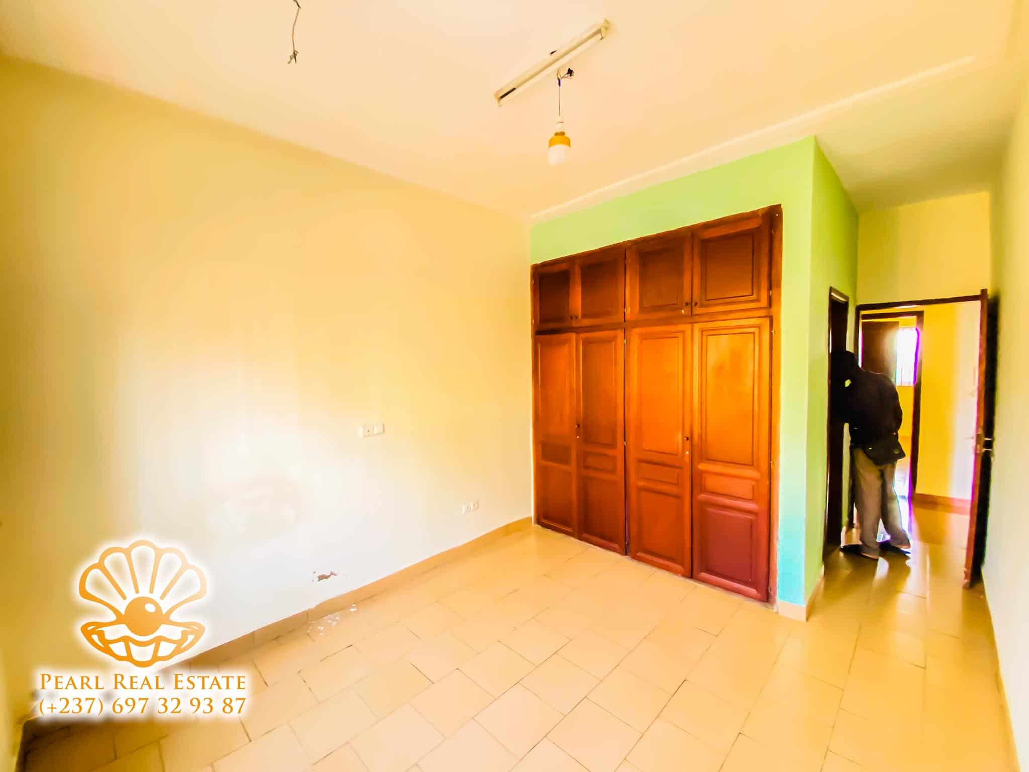 Apartment to rent - Yaoundé, Mfandena, Nouvelle route omnisports - 1 living room(s), 3 bedroom(s), 2 bathroom(s) - 300 000 FCFA / month