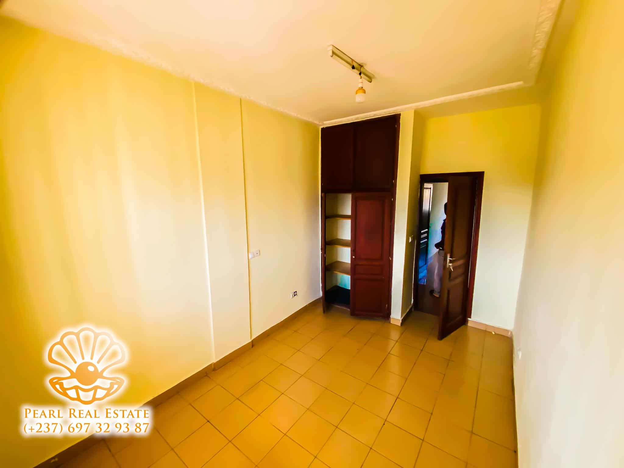 Apartment to rent - Yaoundé, Mfandena, Nouvelle route omnisports - 1 living room(s), 3 bedroom(s), 2 bathroom(s) - 300 000 FCFA / month