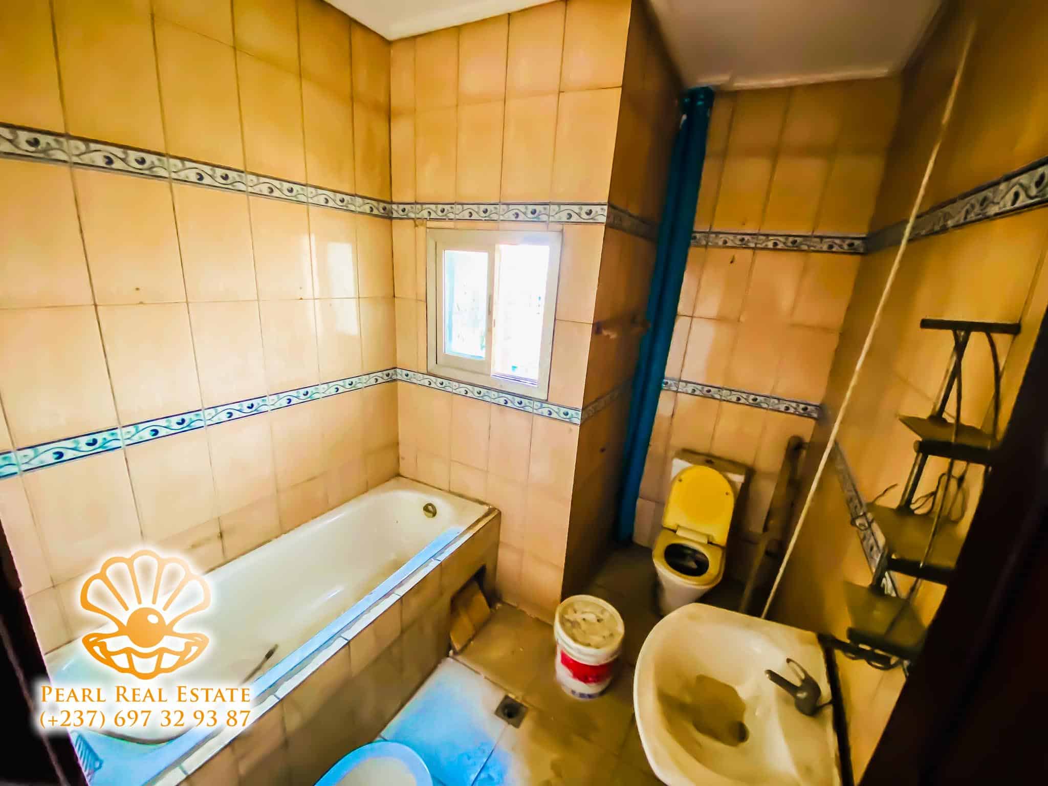 Appartement à louer - Yaoundé, Mfandena, Nouvelle route - 1 salon(s), 2 chambre(s), 1 salle(s) de bains - 250 000 FCFA / mois
