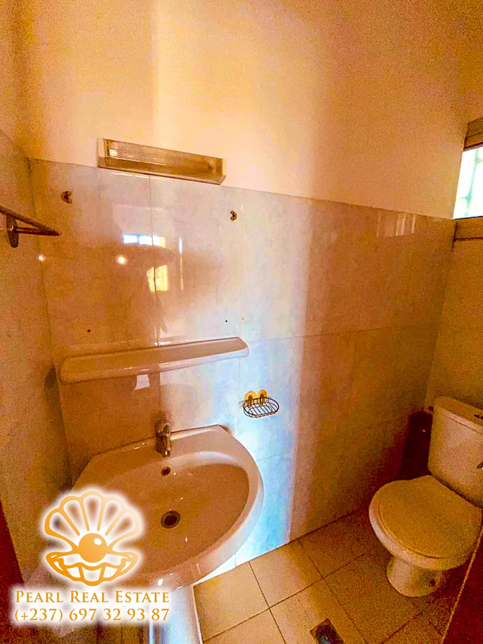 Apartment to rent - Yaoundé, Bastos, Ambassade d'Espagne - 1 living room(s), 2 bedroom(s), 1 bathroom(s) - 400 000 FCFA / month