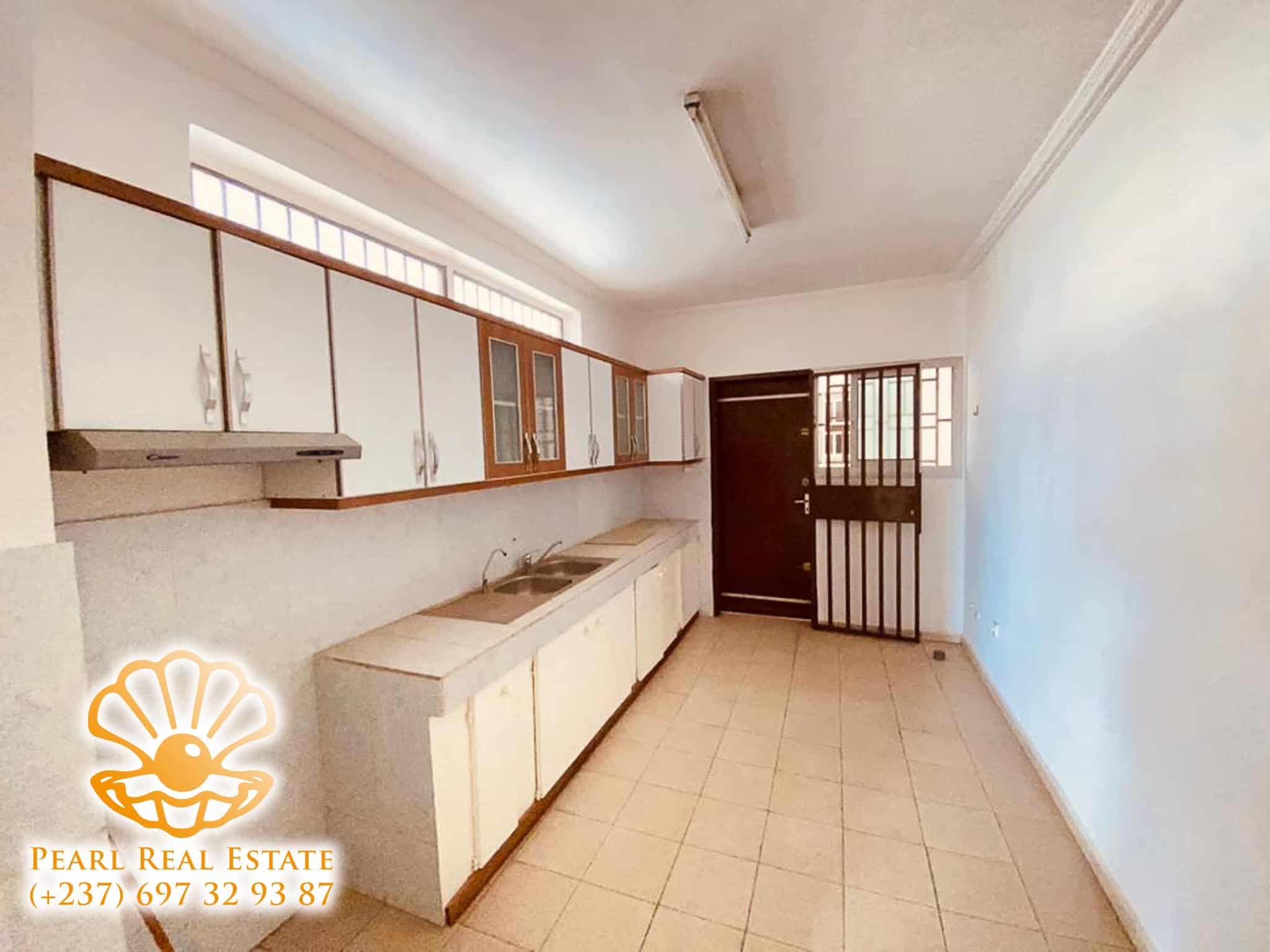 Apartment to rent - Yaoundé, Bastos, Ambassade d'Espagne - 1 living room(s), 3 bedroom(s), 2 bathroom(s) - 800 000 FCFA / month
