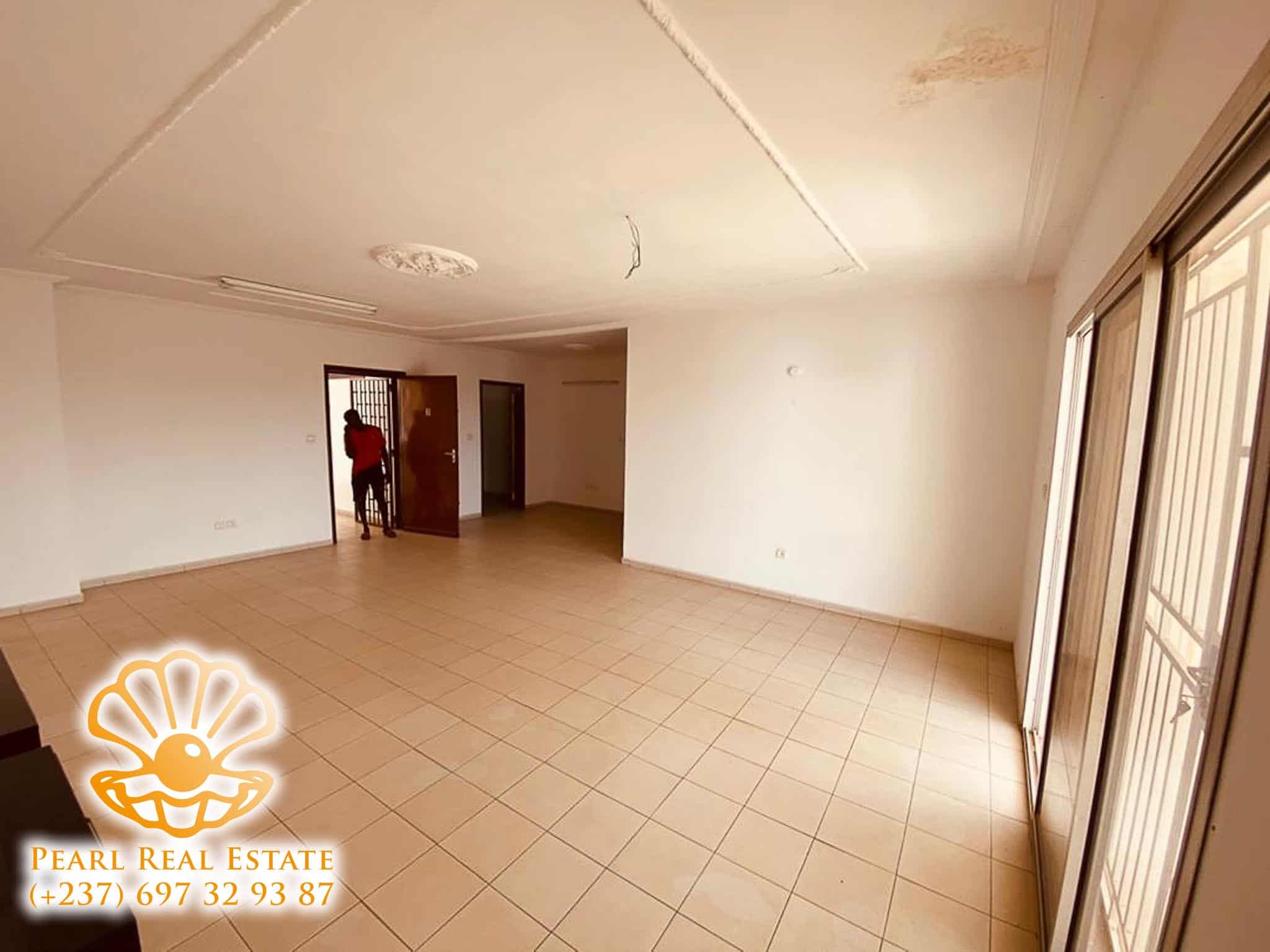 Apartment to rent - Yaoundé, Bastos, Ambassade d'Espagne - 1 living room(s), 3 bedroom(s), 2 bathroom(s) - 800 000 FCFA / month