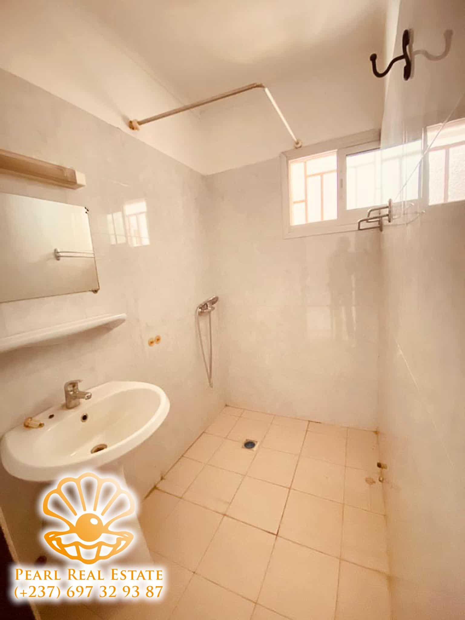 Apartment to rent - Yaoundé, Bastos, Ambassade d'Espagne - 1 living room(s), 3 bedroom(s), 2 bathroom(s) - 800 000 FCFA / month