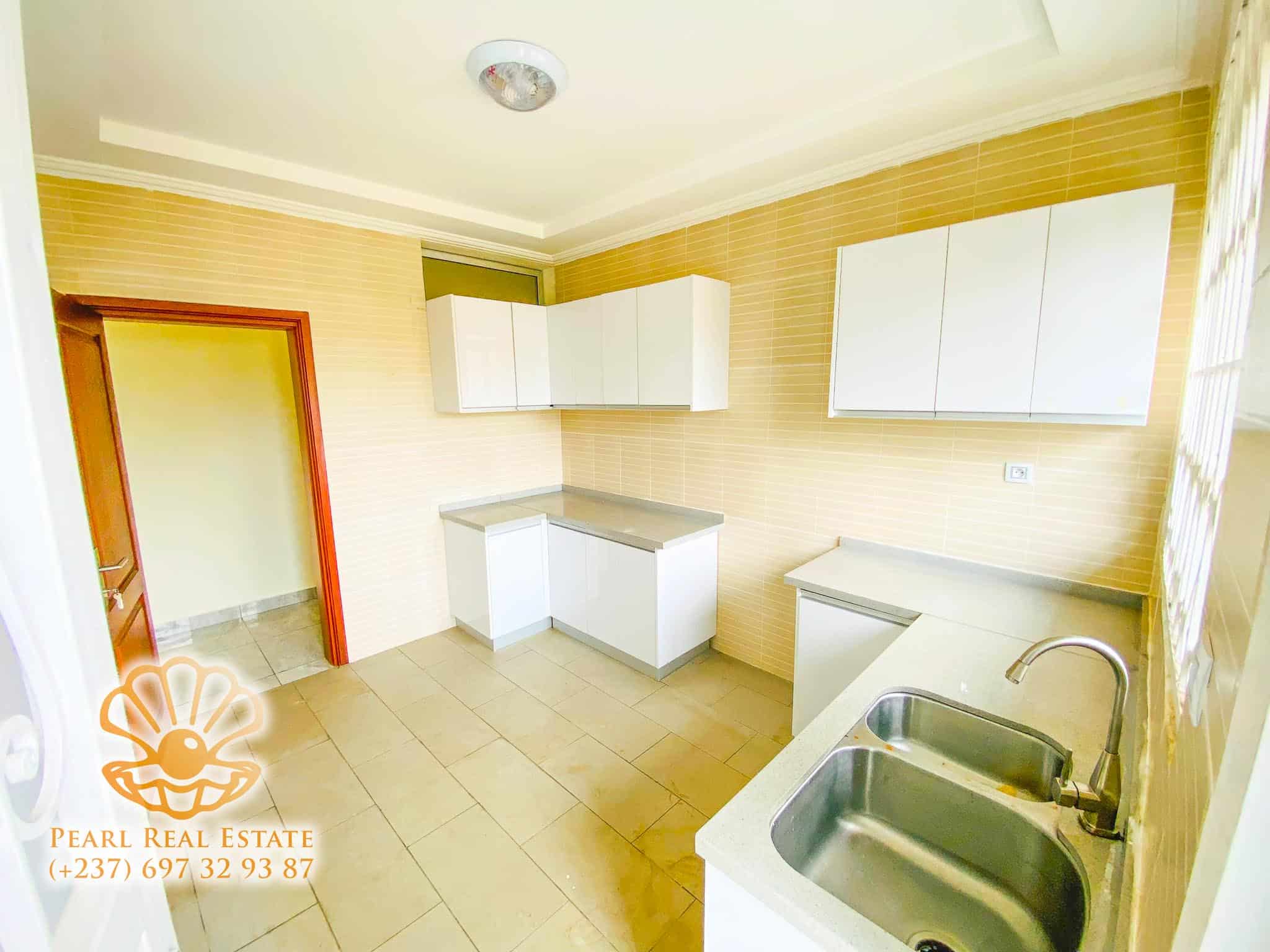 Appartement à louer - Yaoundé, Bastos, Tradex Bastos - 1 salon(s), 2 chambre(s), 1 salle(s) de bains - 900 000 FCFA / mois