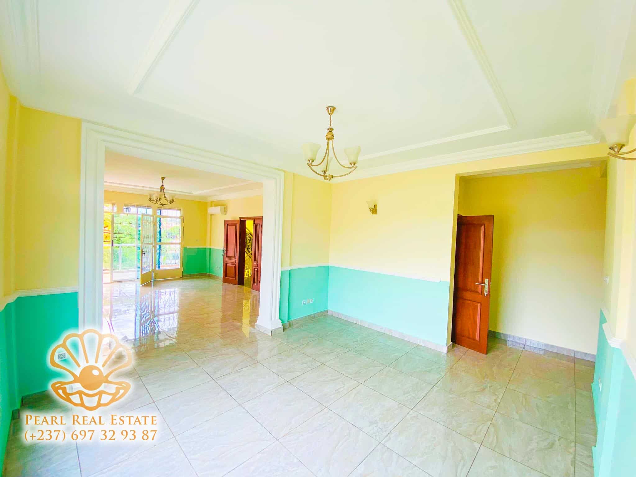 Appartement à louer - Yaoundé, Bastos, Tradex Bastos - 1 salon(s), 2 chambre(s), 1 salle(s) de bains - 900 000 FCFA / mois