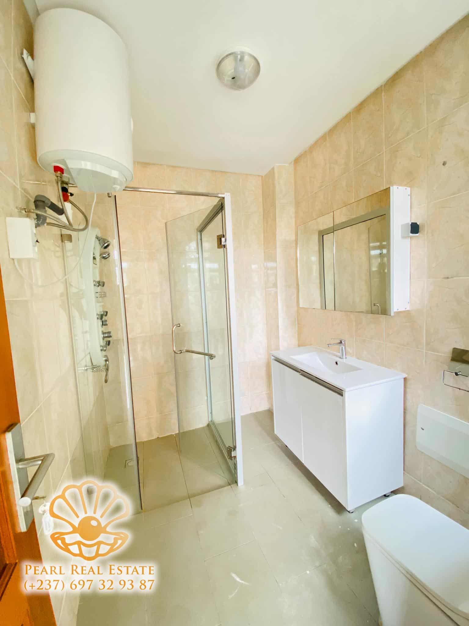 Appartement à louer - Yaoundé, Bastos, Tradex Bastos - 1 salon(s), 2 chambre(s), 1 salle(s) de bains - 900 000 FCFA / mois