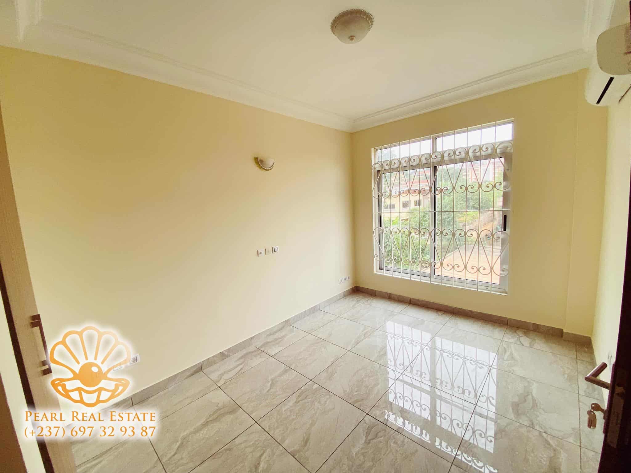 Appartement à louer - Yaoundé, Bastos, Tradex Bastos - 1 salon(s), 2 chambre(s), 1 salle(s) de bains - 900 000 FCFA / mois