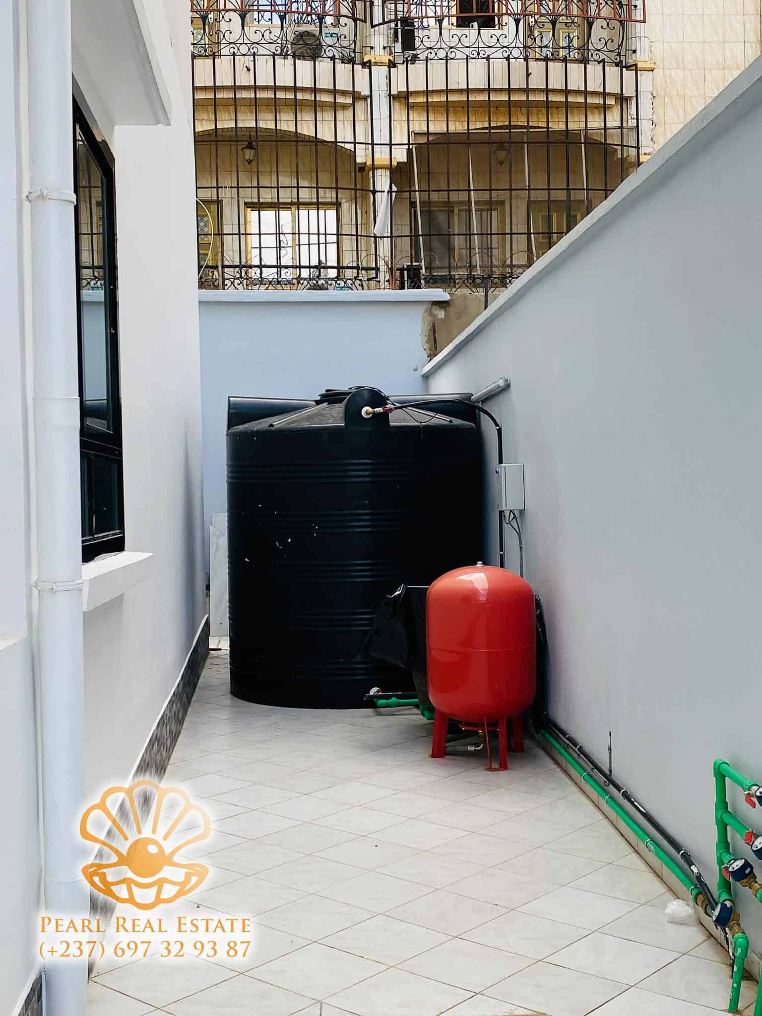 Apartment to rent - Yaoundé, Bastos, Golf - 1 living room(s), 3 bedroom(s), 2 bathroom(s) - 2 000 000 FCFA / month