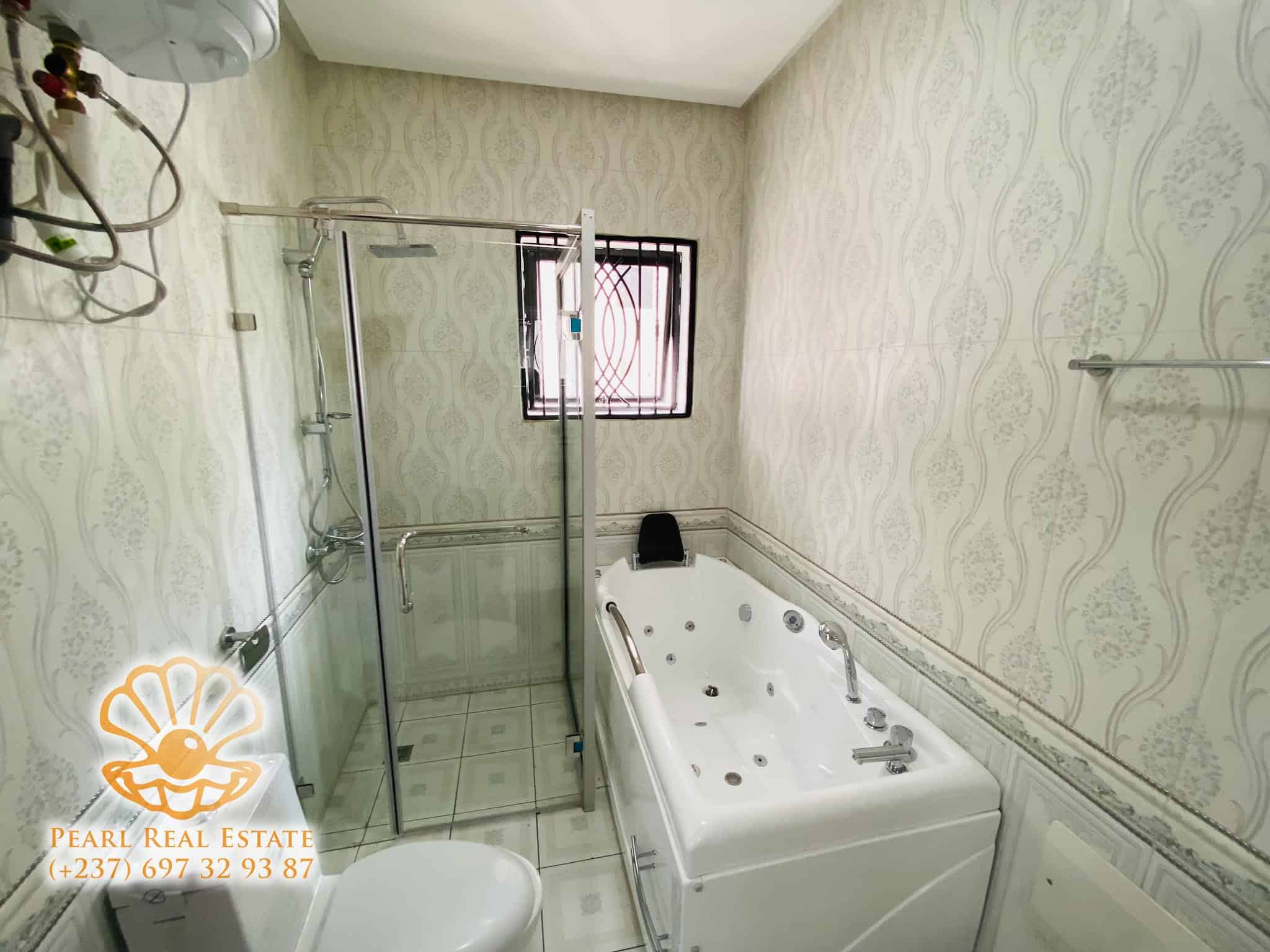 Apartment to rent - Yaoundé, Bastos, Golf - 1 living room(s), 3 bedroom(s), 2 bathroom(s) - 2 000 000 FCFA / month