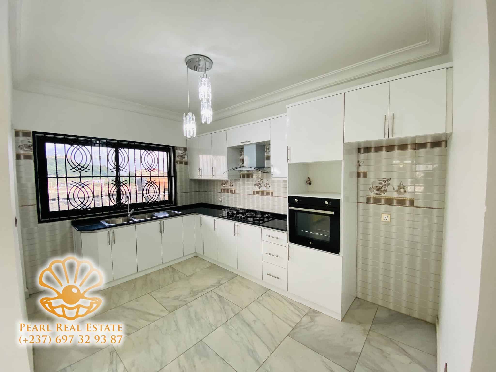 Apartment to rent - Yaoundé, Bastos, Golf - 1 living room(s), 3 bedroom(s), 2 bathroom(s) - 2 000 000 FCFA / month