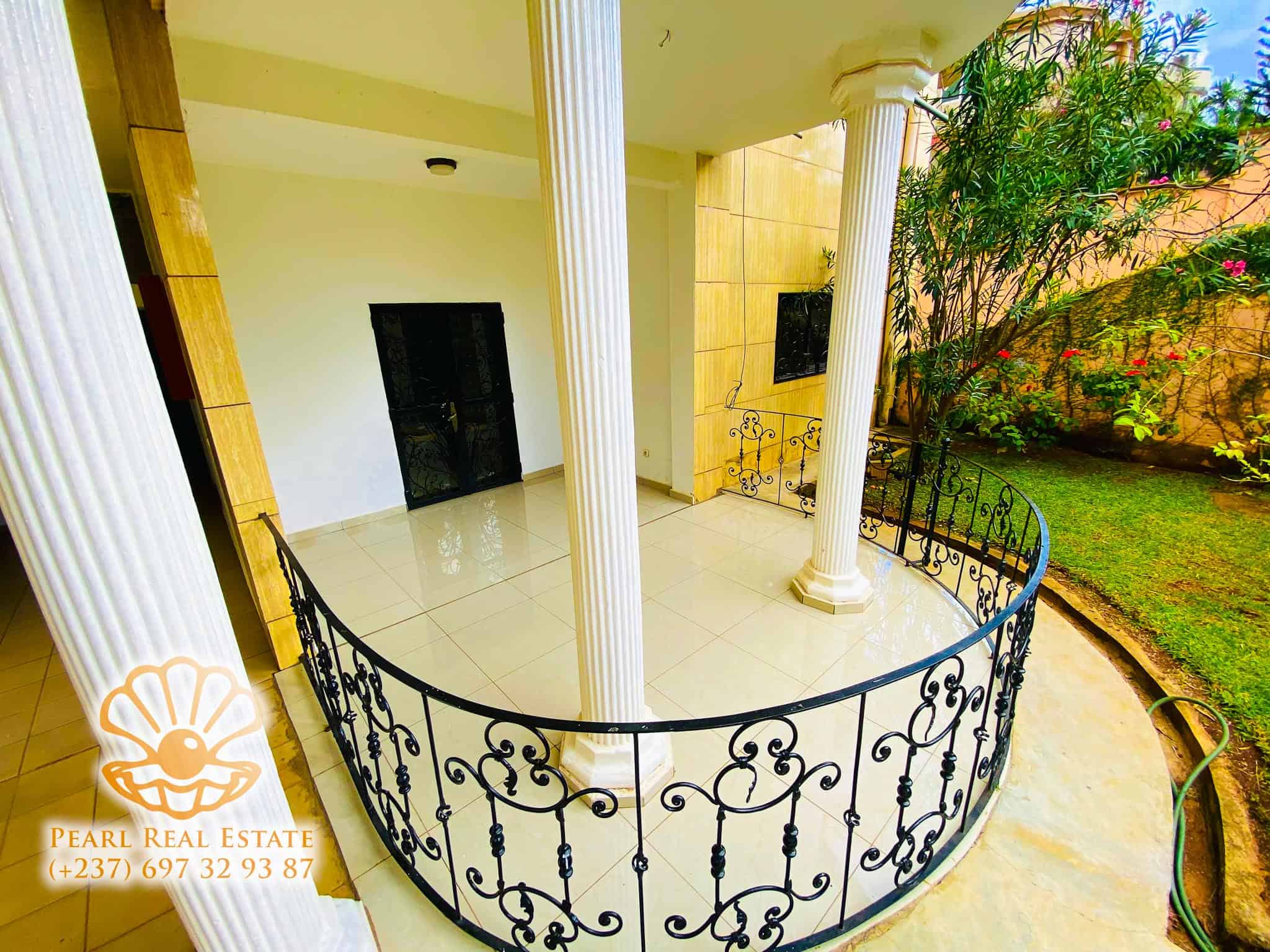 Apartment to rent - Yaoundé, Bastos, Golf - 1 living room(s), 3 bedroom(s), 2 bathroom(s) - 1 200 000 FCFA / month
