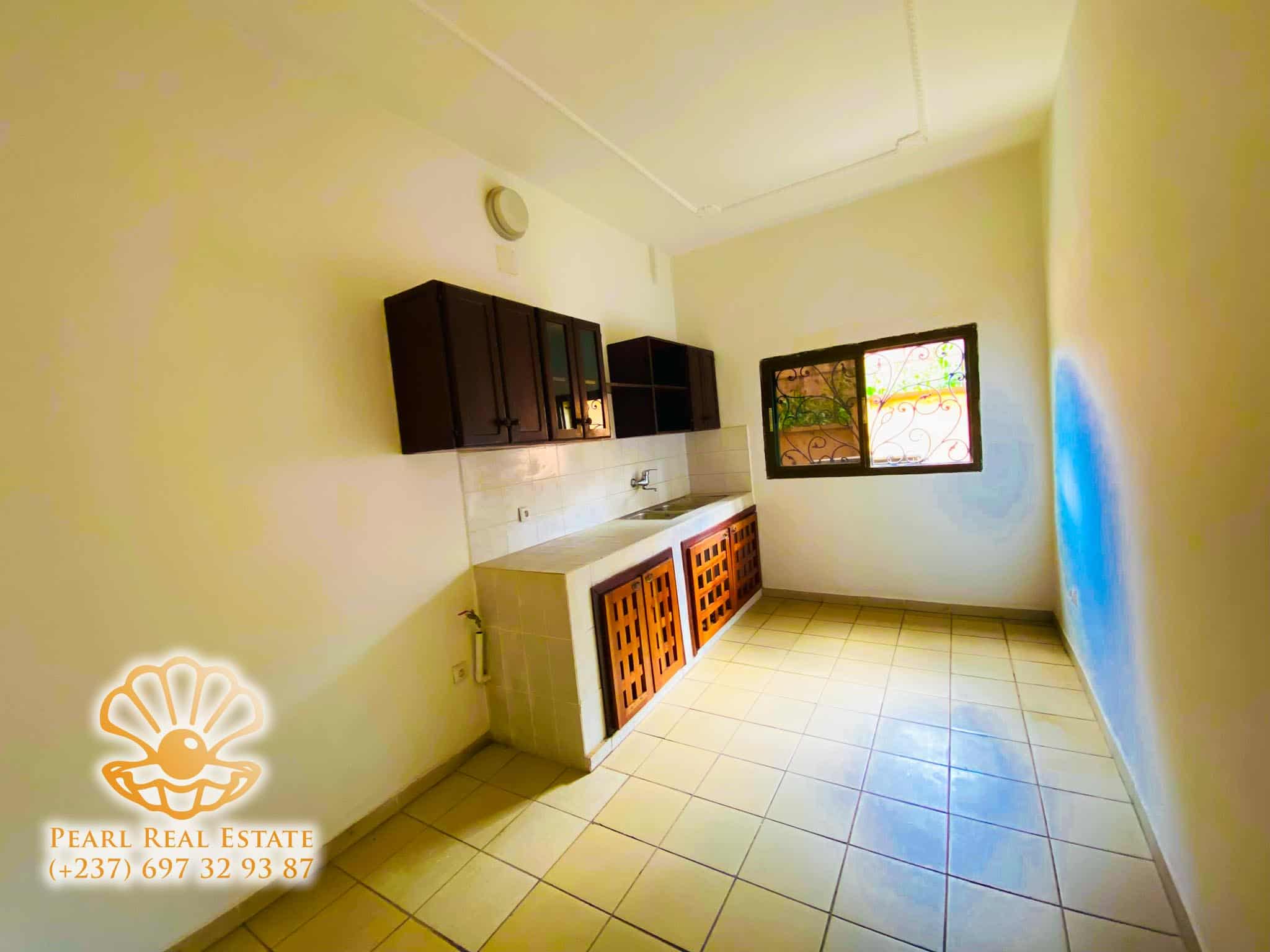 Appartement à louer - Yaoundé, Bastos, Golf - 1 salon(s), 3 chambre(s), 2 salle(s) de bains - 1 200 000 FCFA / mois