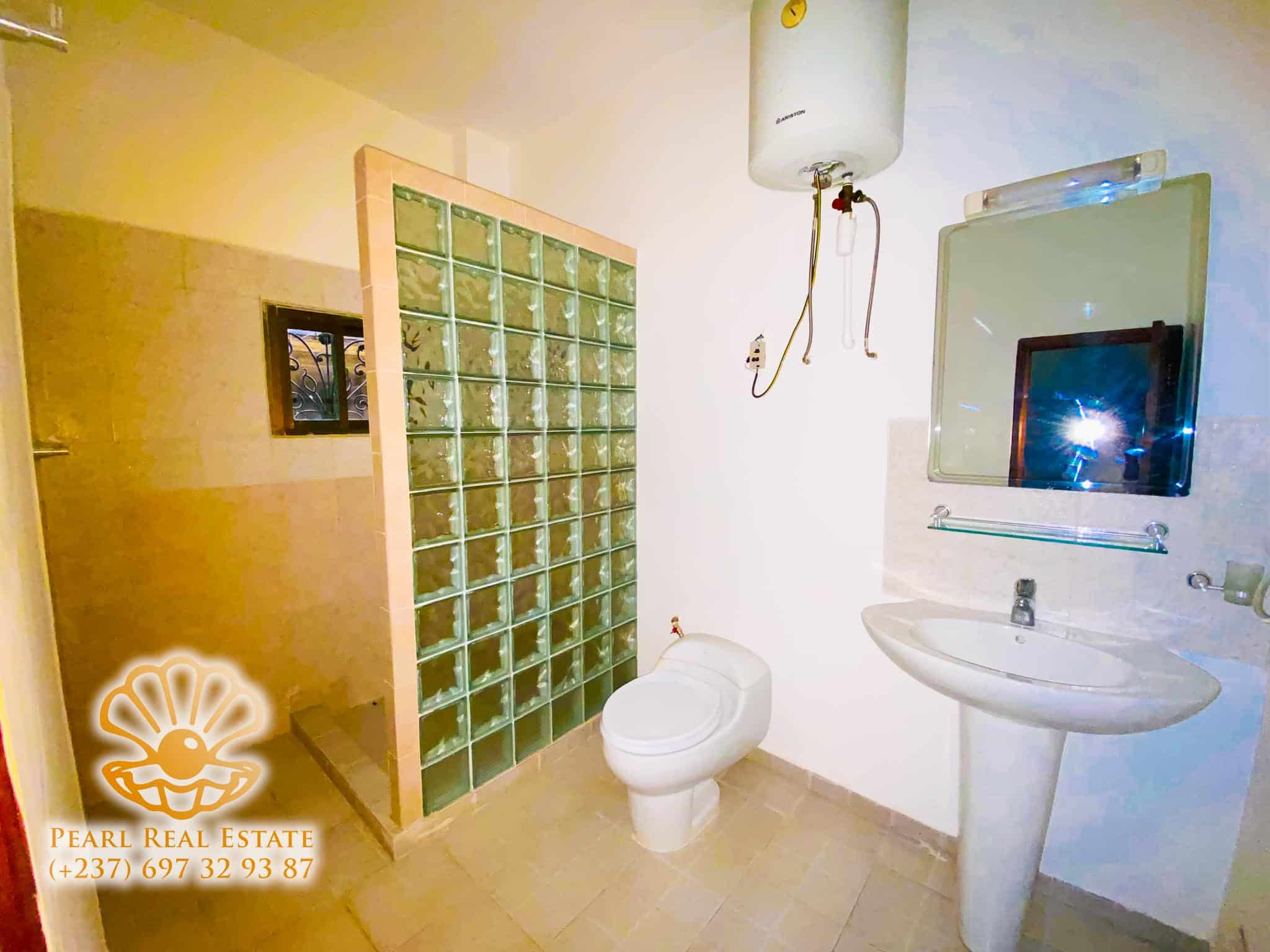 Appartement à louer - Yaoundé, Bastos, Golf - 1 salon(s), 3 chambre(s), 2 salle(s) de bains - 1 200 000 FCFA / mois
