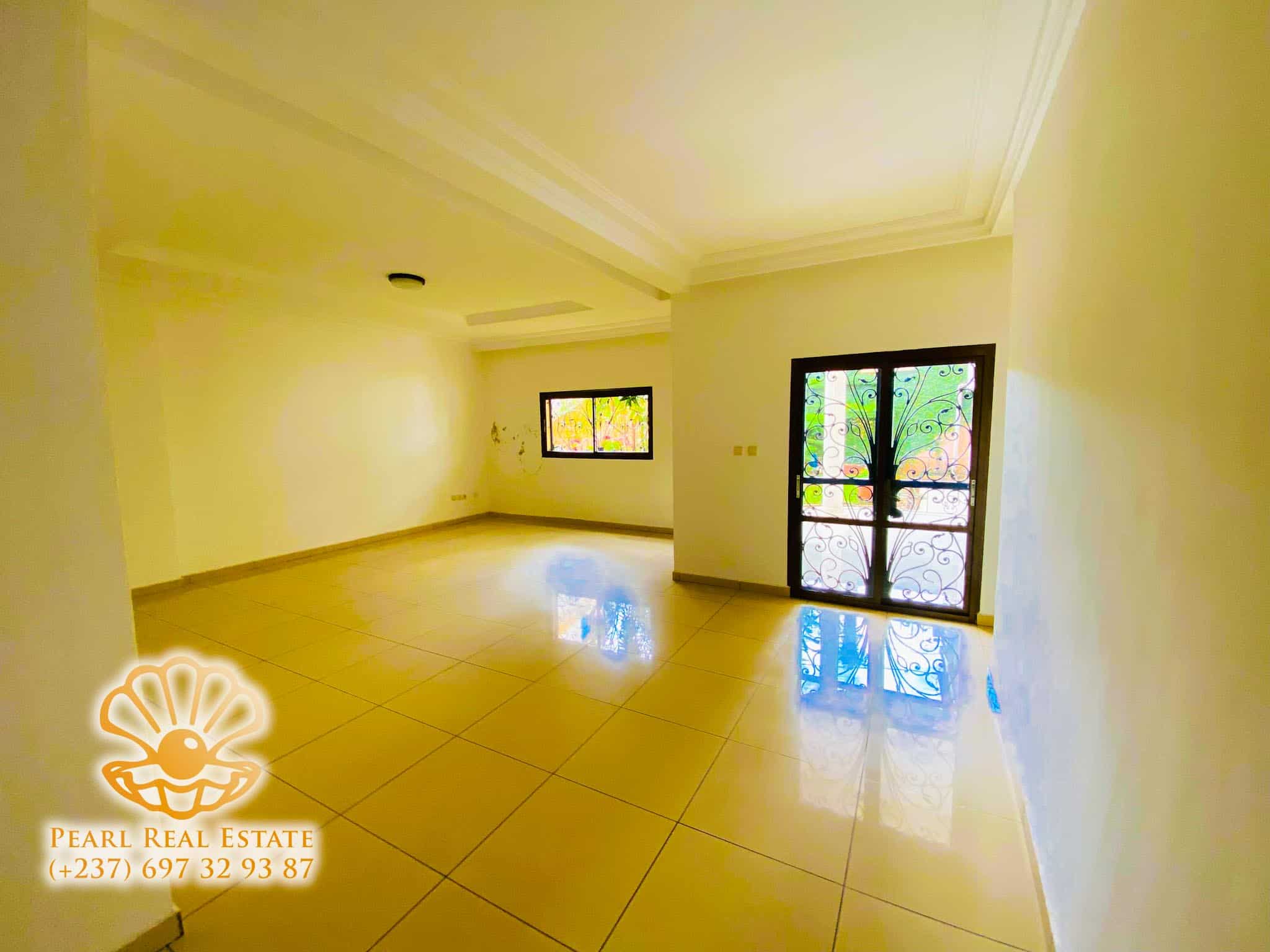Appartement à louer - Yaoundé, Bastos, Golf - 1 salon(s), 3 chambre(s), 2 salle(s) de bains - 1 200 000 FCFA / mois