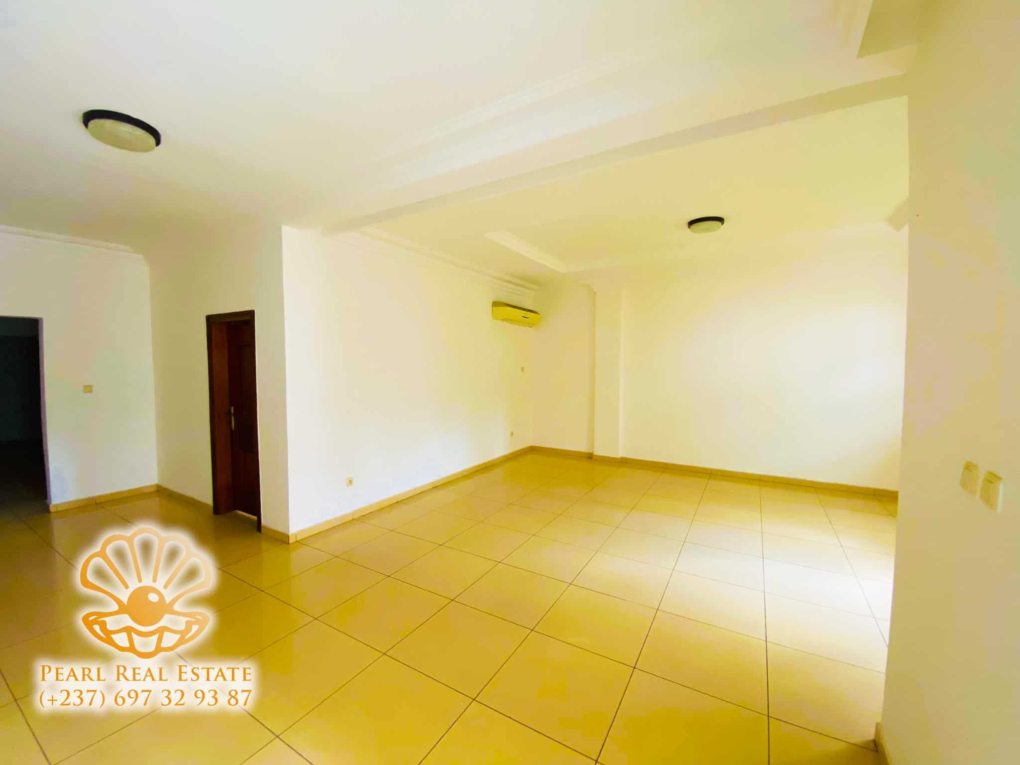 Appartement à louer - Yaoundé, Bastos, Golf - 1 salon(s), 3 chambre(s), 2 salle(s) de bains - 1 200 000 FCFA / mois