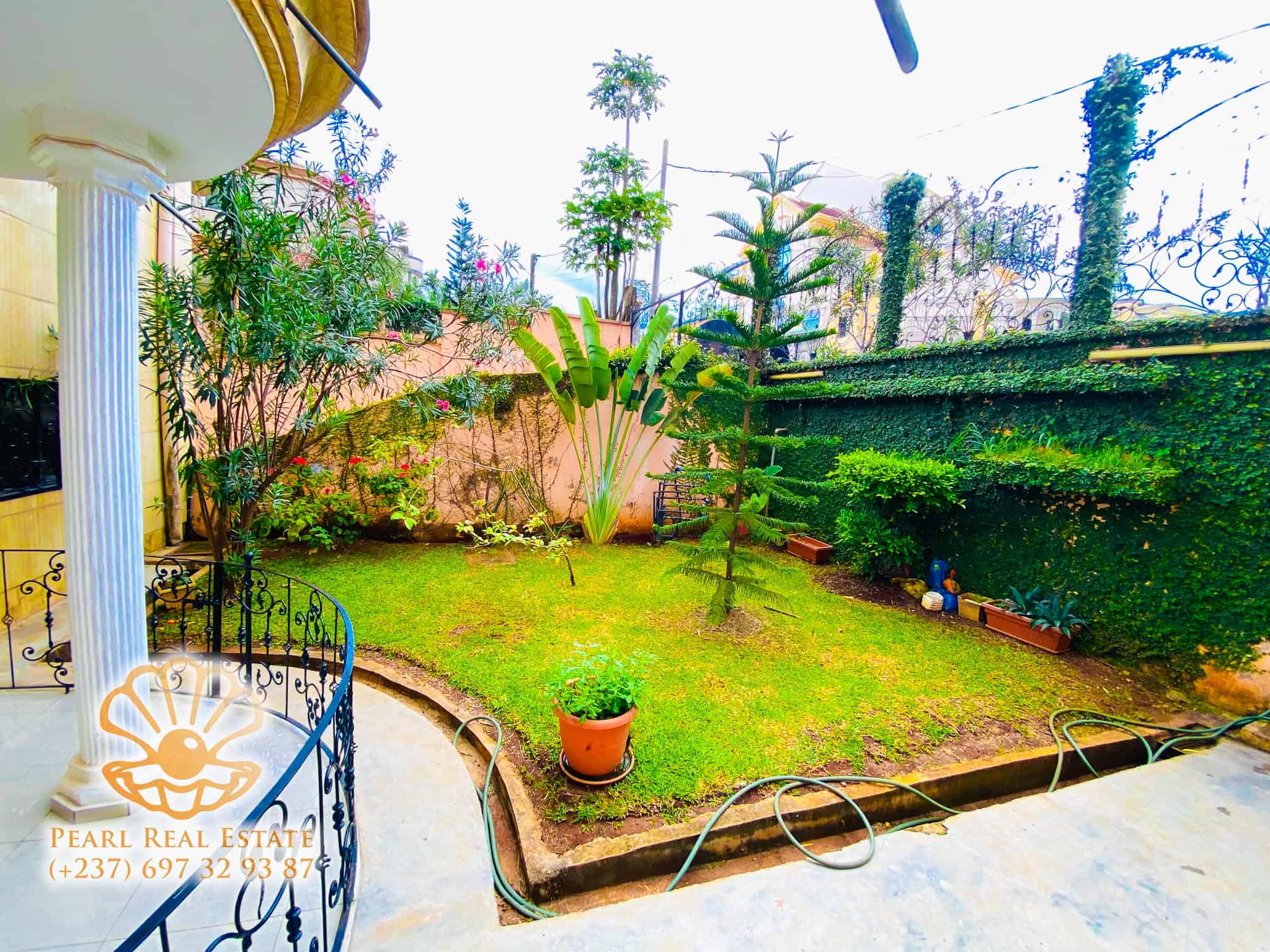 Appartement à louer - Yaoundé, Bastos, Golf - 1 salon(s), 3 chambre(s), 2 salle(s) de bains - 1 200 000 FCFA / mois