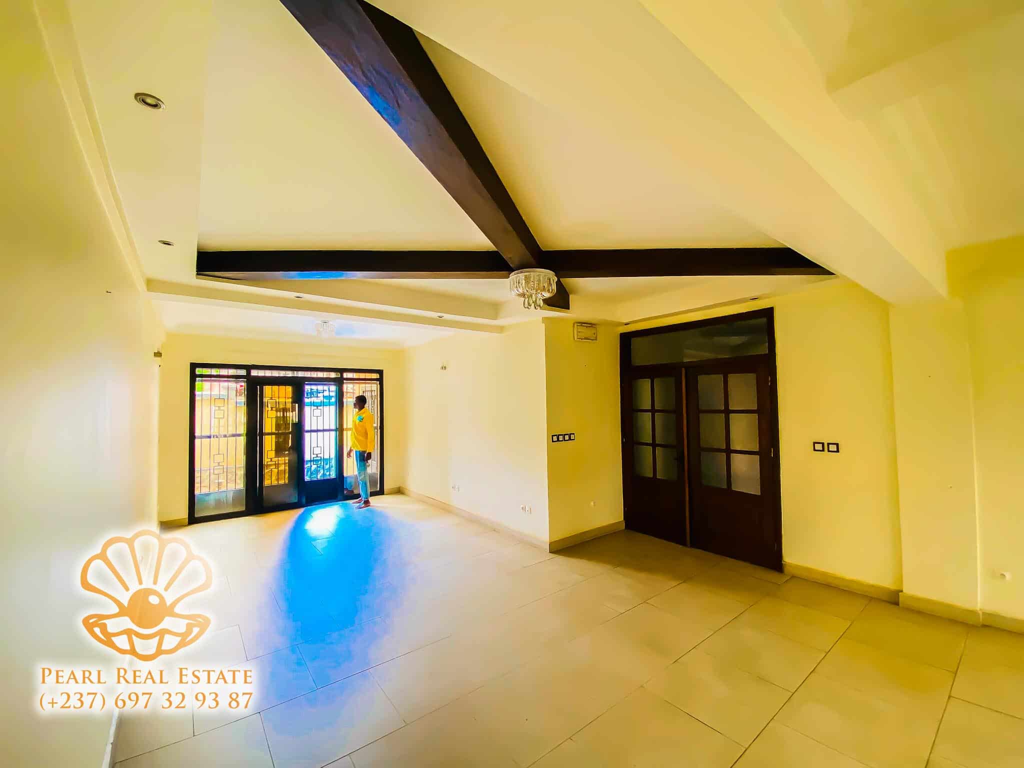 Appartement à louer - Yaoundé, Mfandena, Nouvelle route Omnisports - 1 salon(s), 3 chambre(s), 2 salle(s) de bains - 500 000 FCFA / mois
